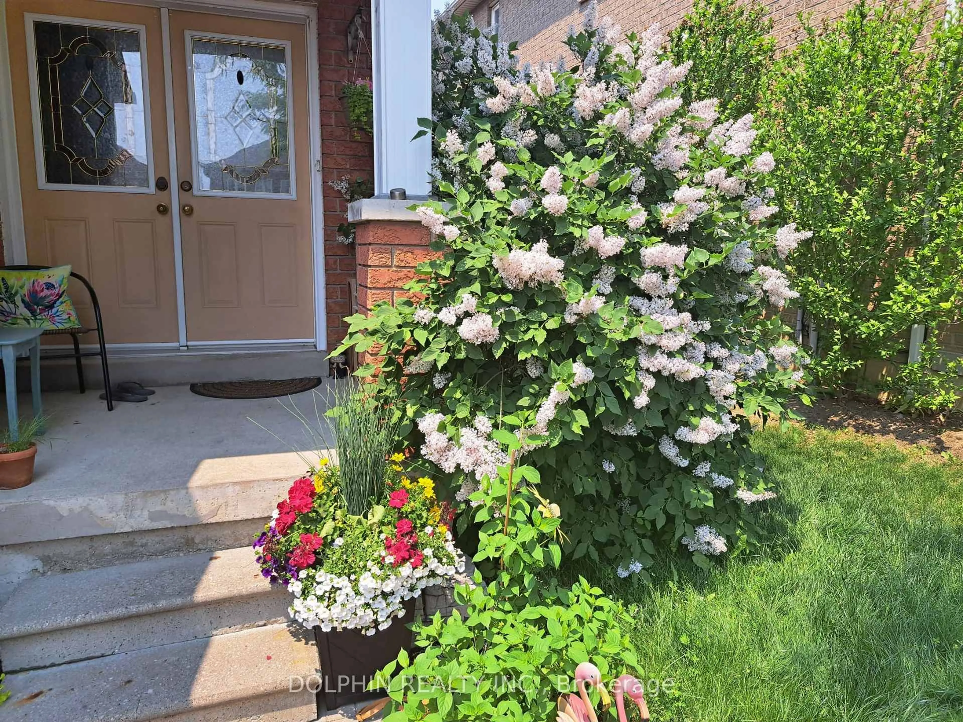 Indoor entryway for 907 Tambourine Terr, Mississauga Ontario L5W 1S4