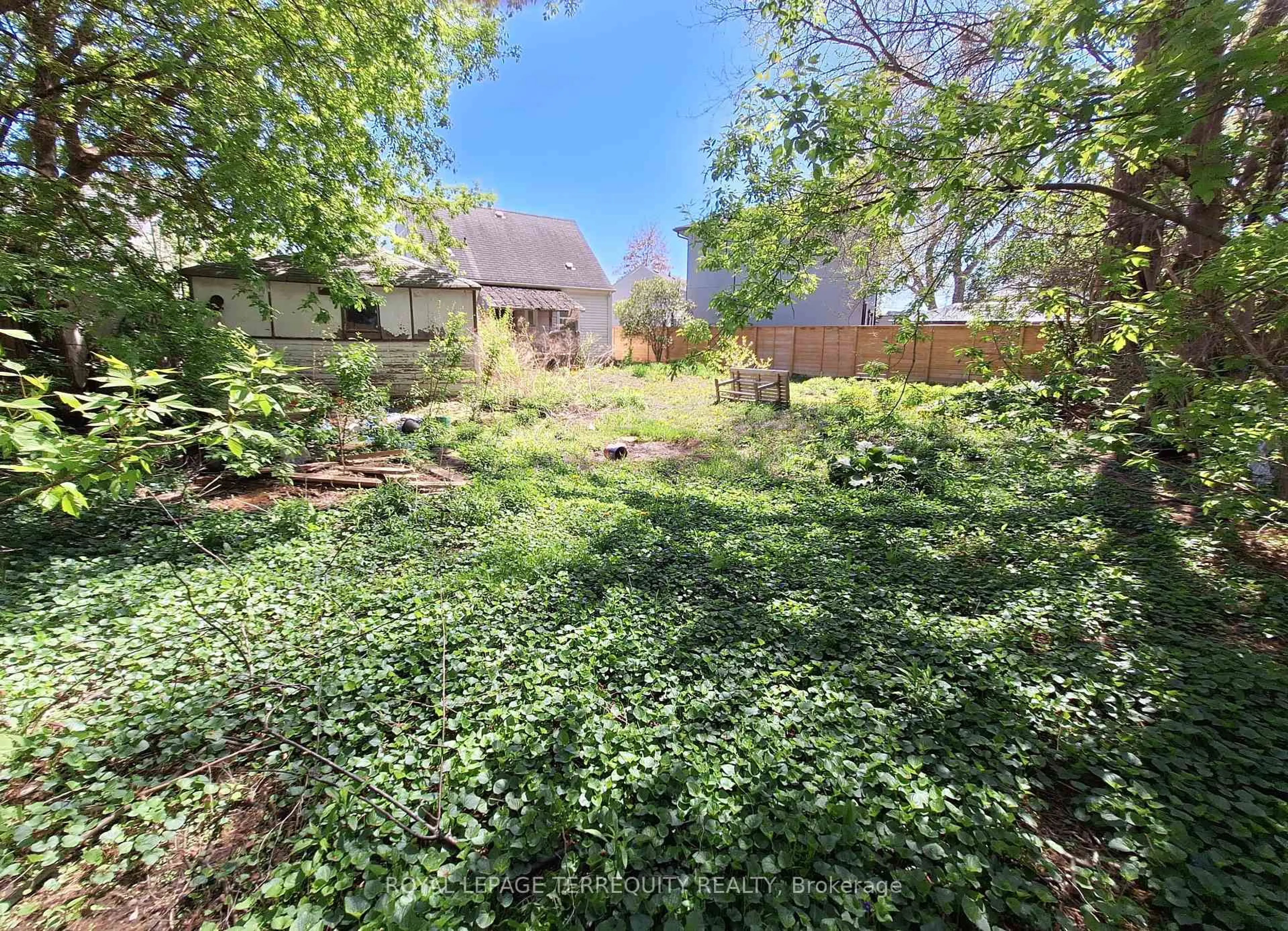 A pic from outside/outdoor area/front of a property/back of a property/a pic from drone, forest/trees view for 676 Trethewey Dr, Toronto Ontario M6M 4C4