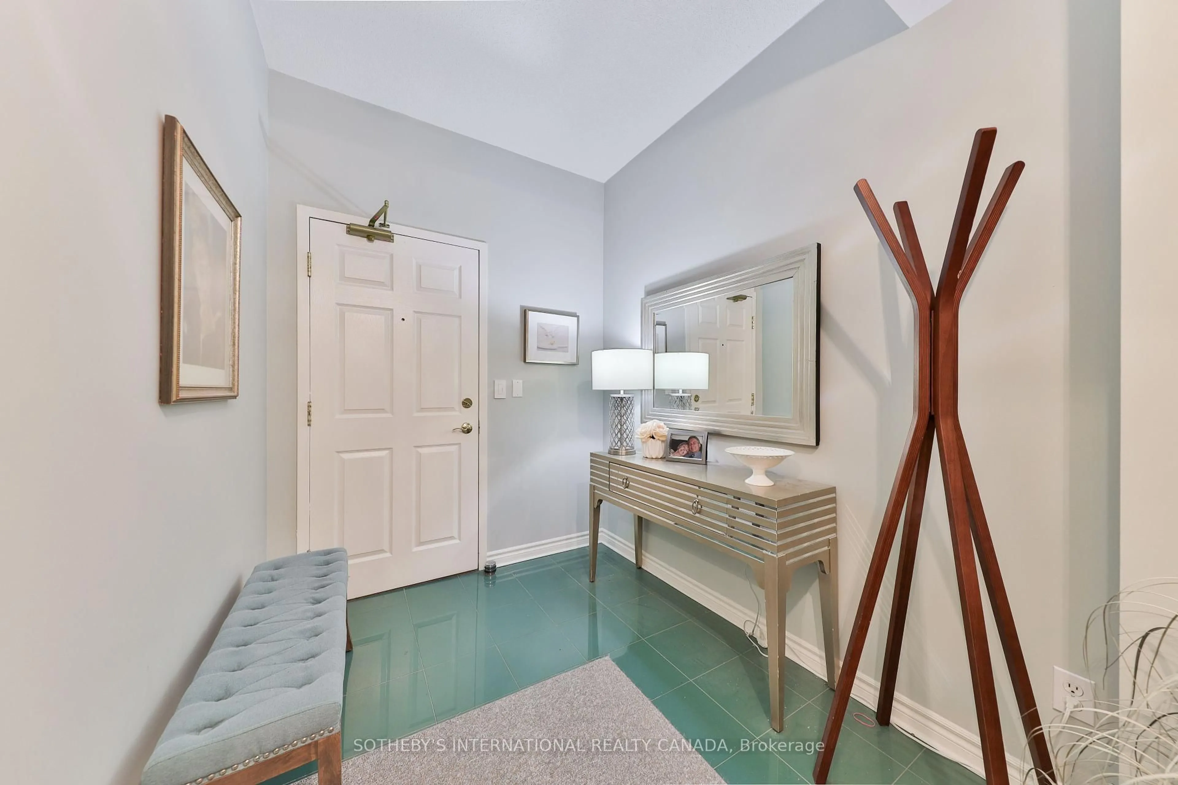 Indoor entryway for 5194 Lakeshore Rd #102, Burlington Ontario L7L 6P5