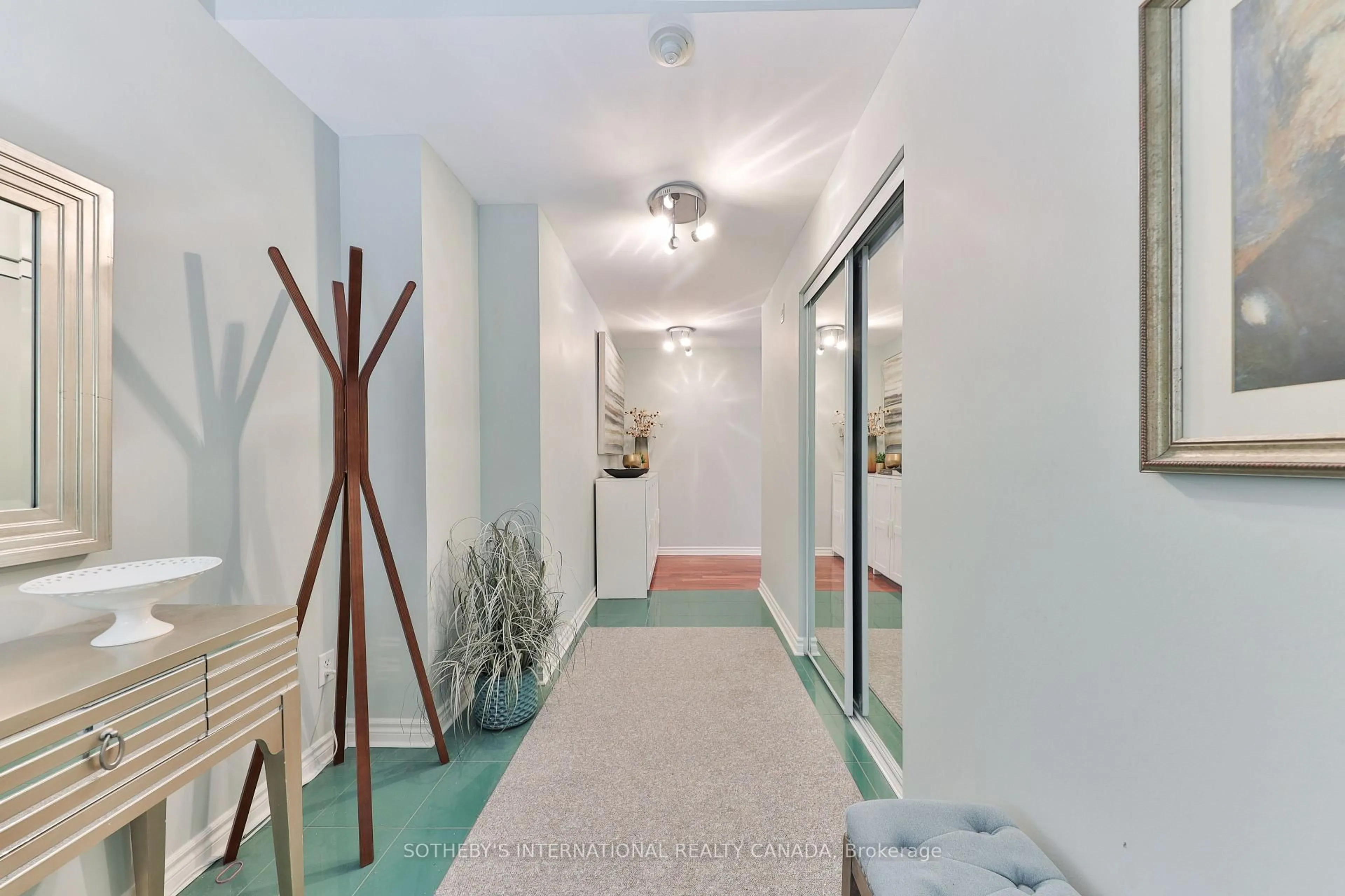 Indoor foyer for 5194 Lakeshore Rd #102, Burlington Ontario L7L 6P5