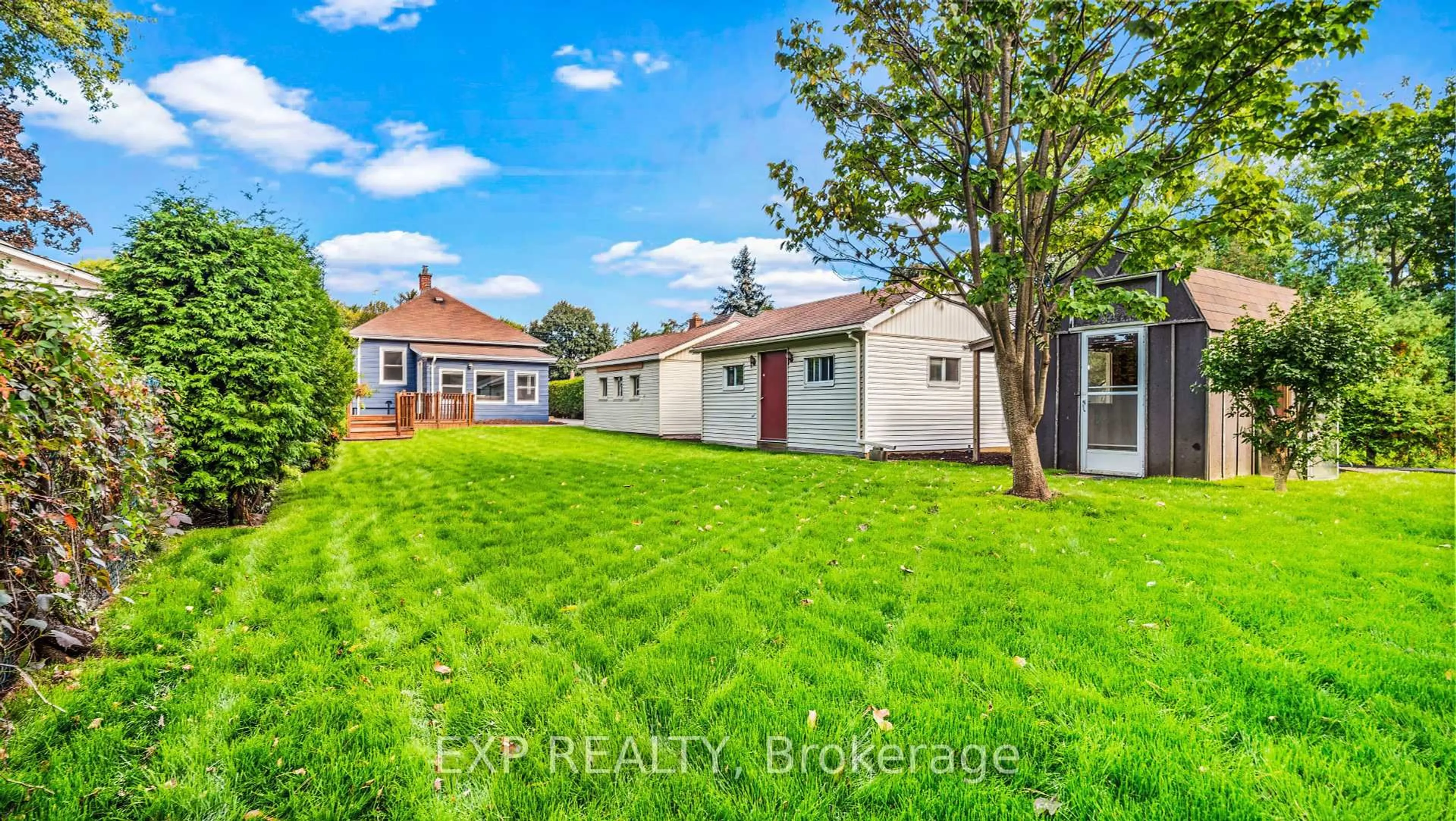 A pic from outside/outdoor area/front of a property/back of a property/a pic from drone, street for 1036 Cedarwood Pl, Burlington Ontario L7T 3J3