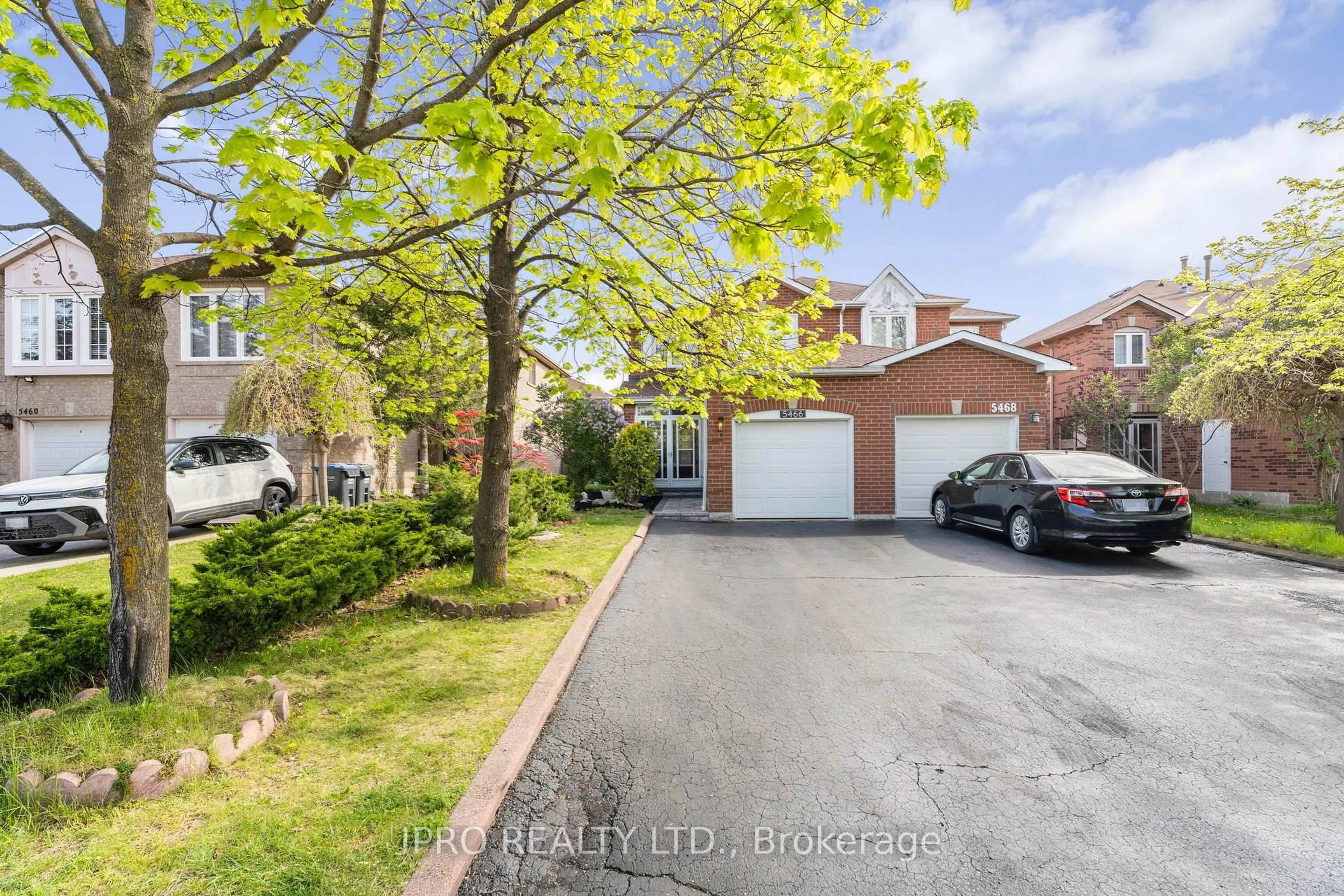 Home with brick exterior material, street for 5466 Bullrush Dr, Mississauga Ontario L5V 1Z1