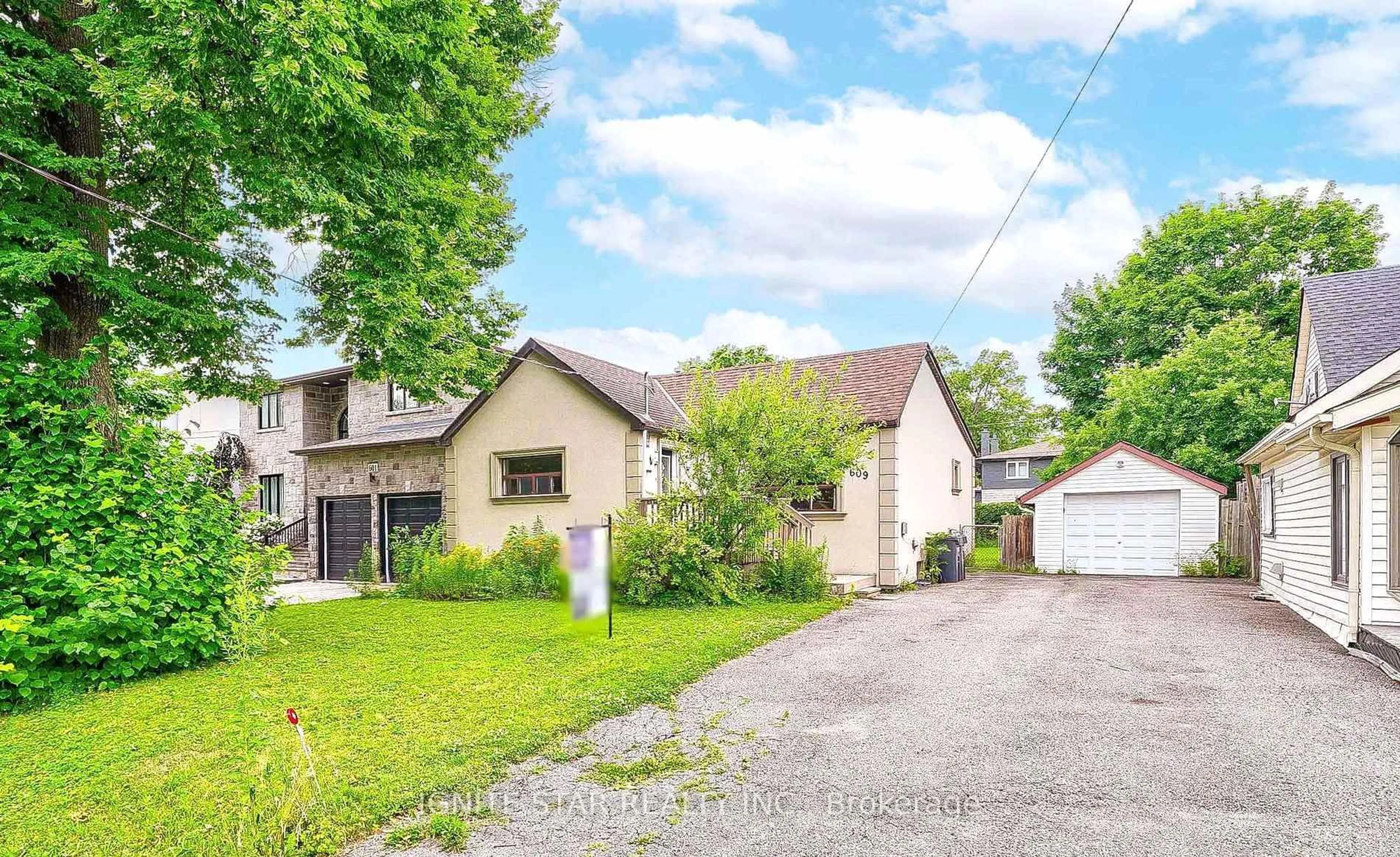 A pic from outside/outdoor area/front of a property/back of a property/a pic from drone, street for 609 Montbeck Cres, Mississauga Ontario L5G 1N9