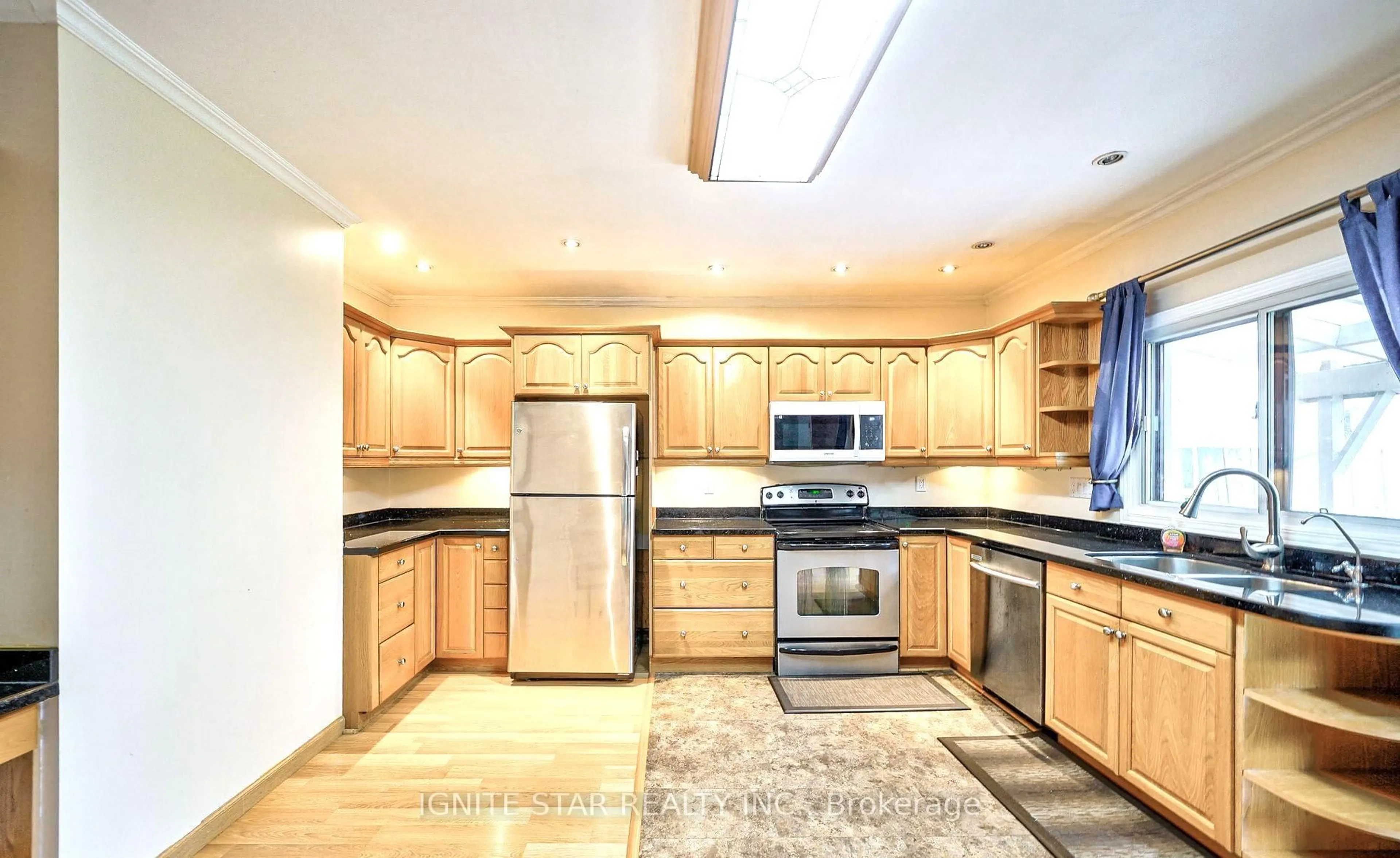 Standard kitchen, unknown for 609 Montbeck Cres, Mississauga Ontario L5G 1N9