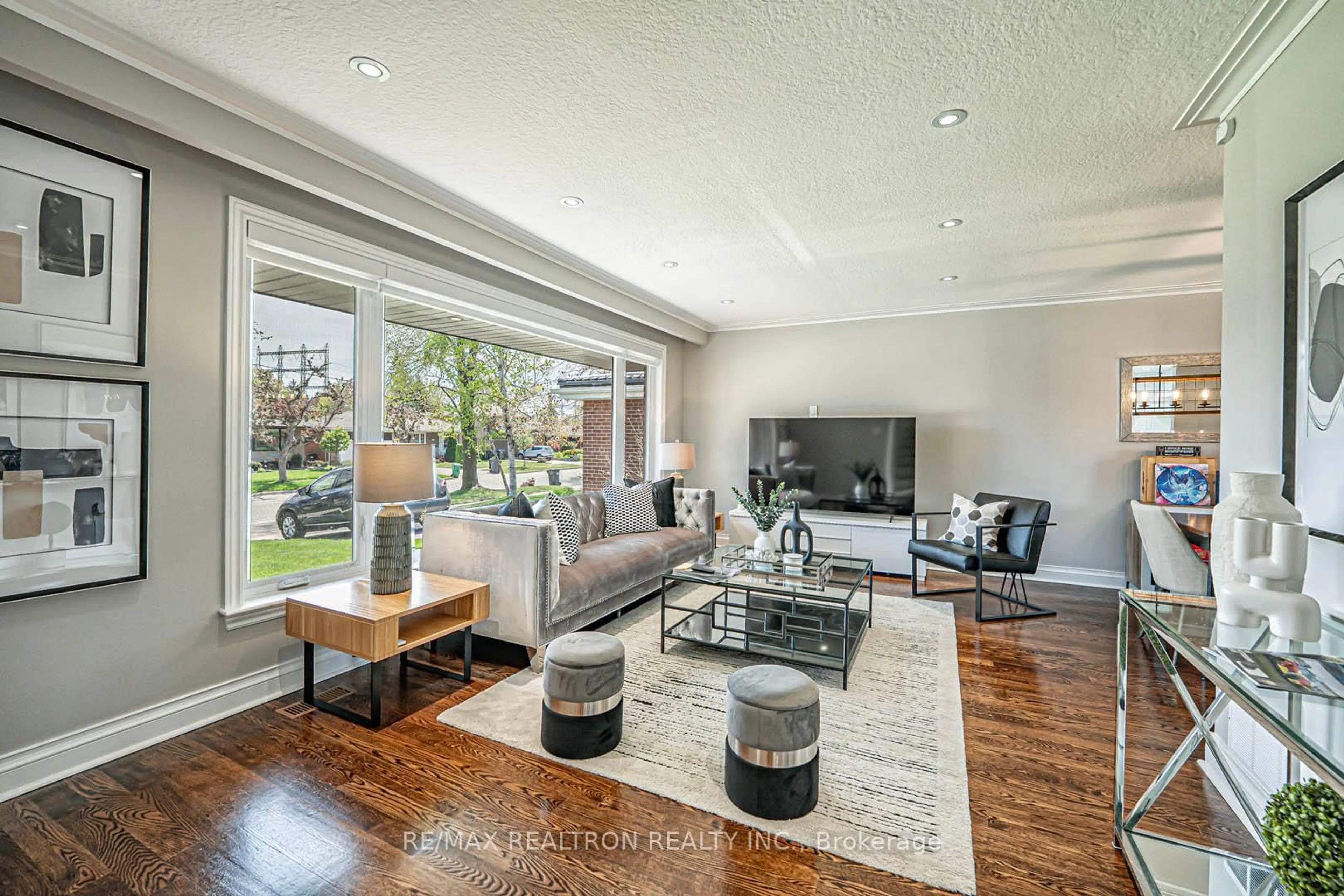 Living room with furniture, unknown for 2255 Denise Rd, Mississauga Ontario L4X 1J2