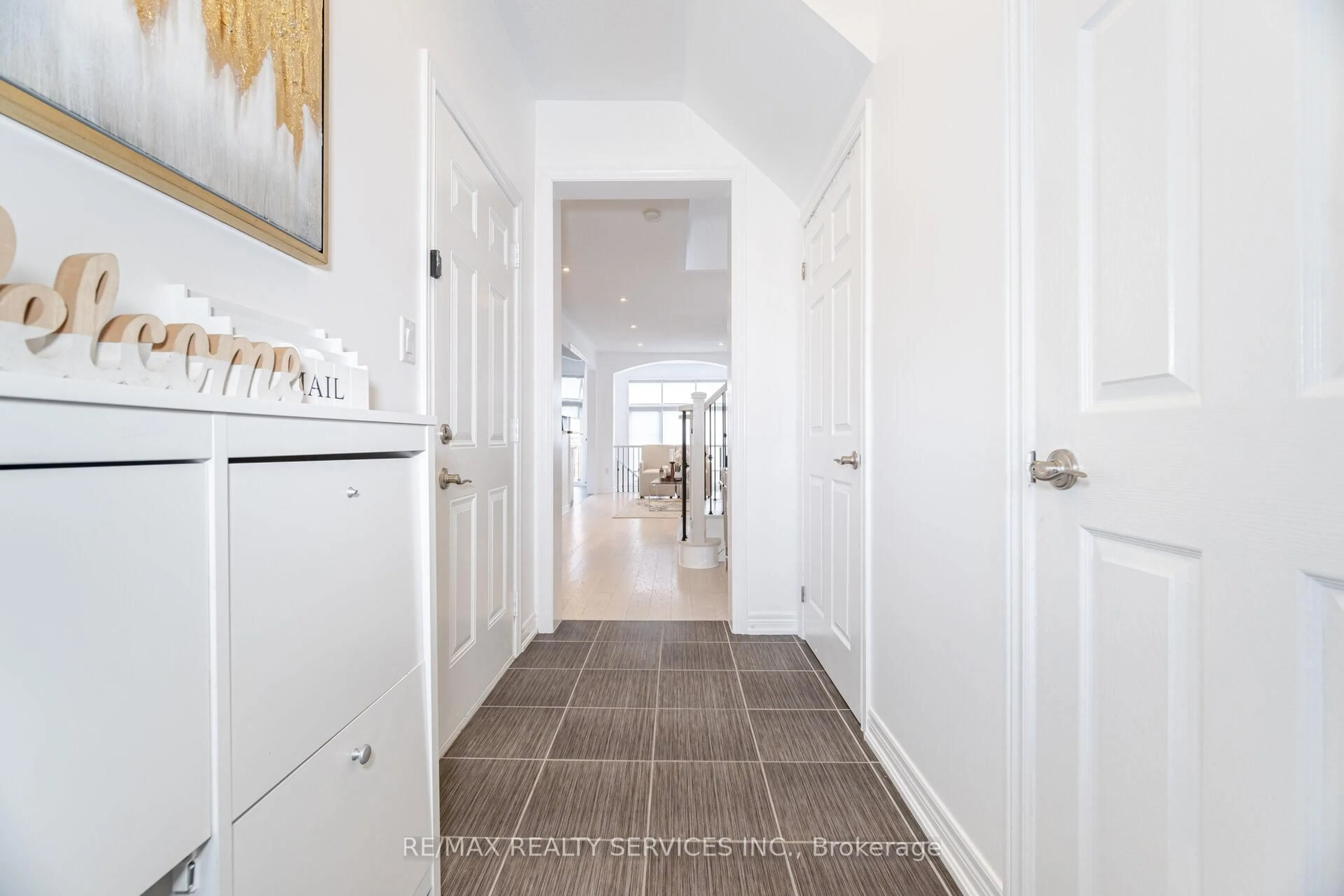 Indoor entryway for 39 Maple Cider St, Caledon Ontario L7C 4B4
