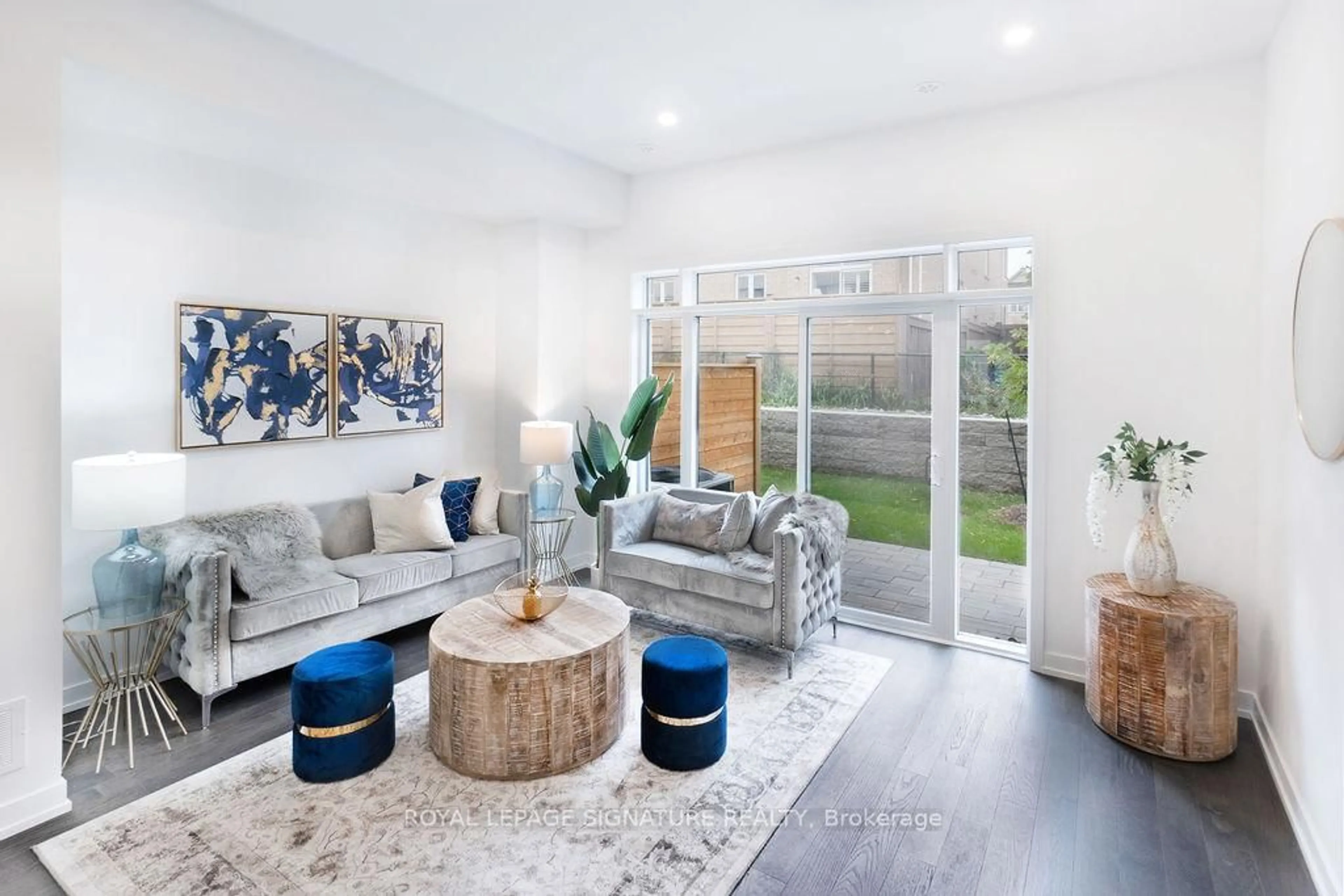Living room with furniture, unknown for 3074 SIXTH Line #234, Oakville Ontario L6M 4J9