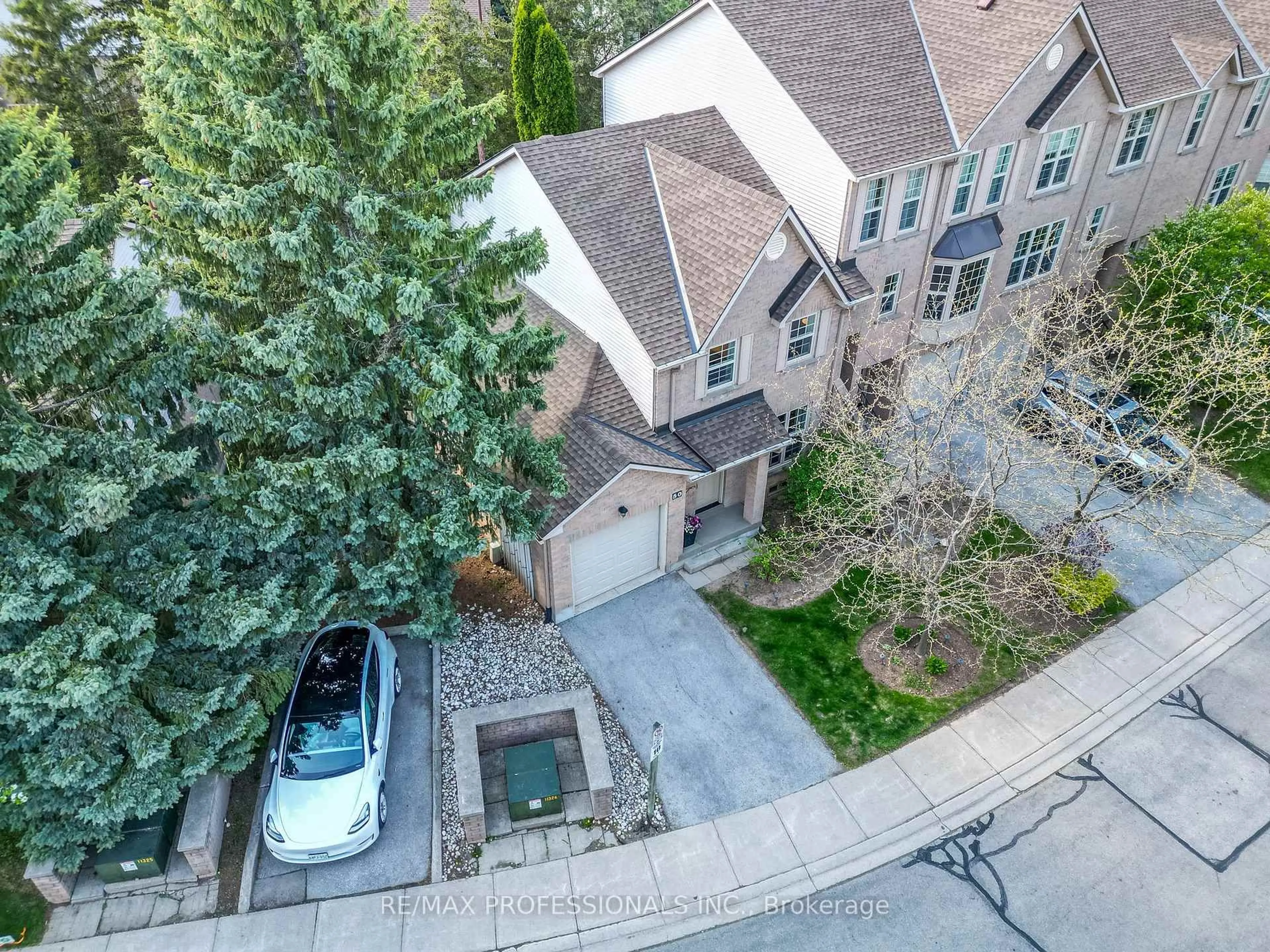 A pic from outside/outdoor area/front of a property/back of a property/a pic from drone, street for 2272 Mowat Ave #50, Oakville Ontario L6H 5L8