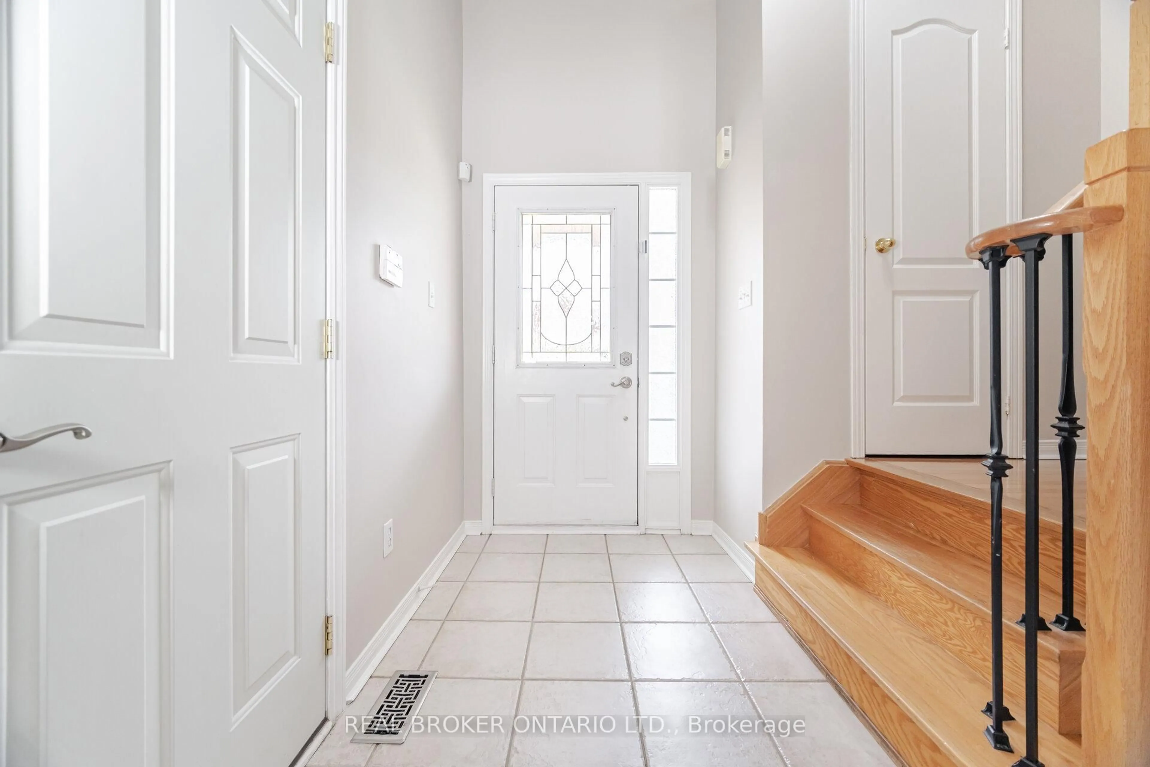 Indoor entryway for 50 Irene Cres, Brampton Ontario L7A 3E9