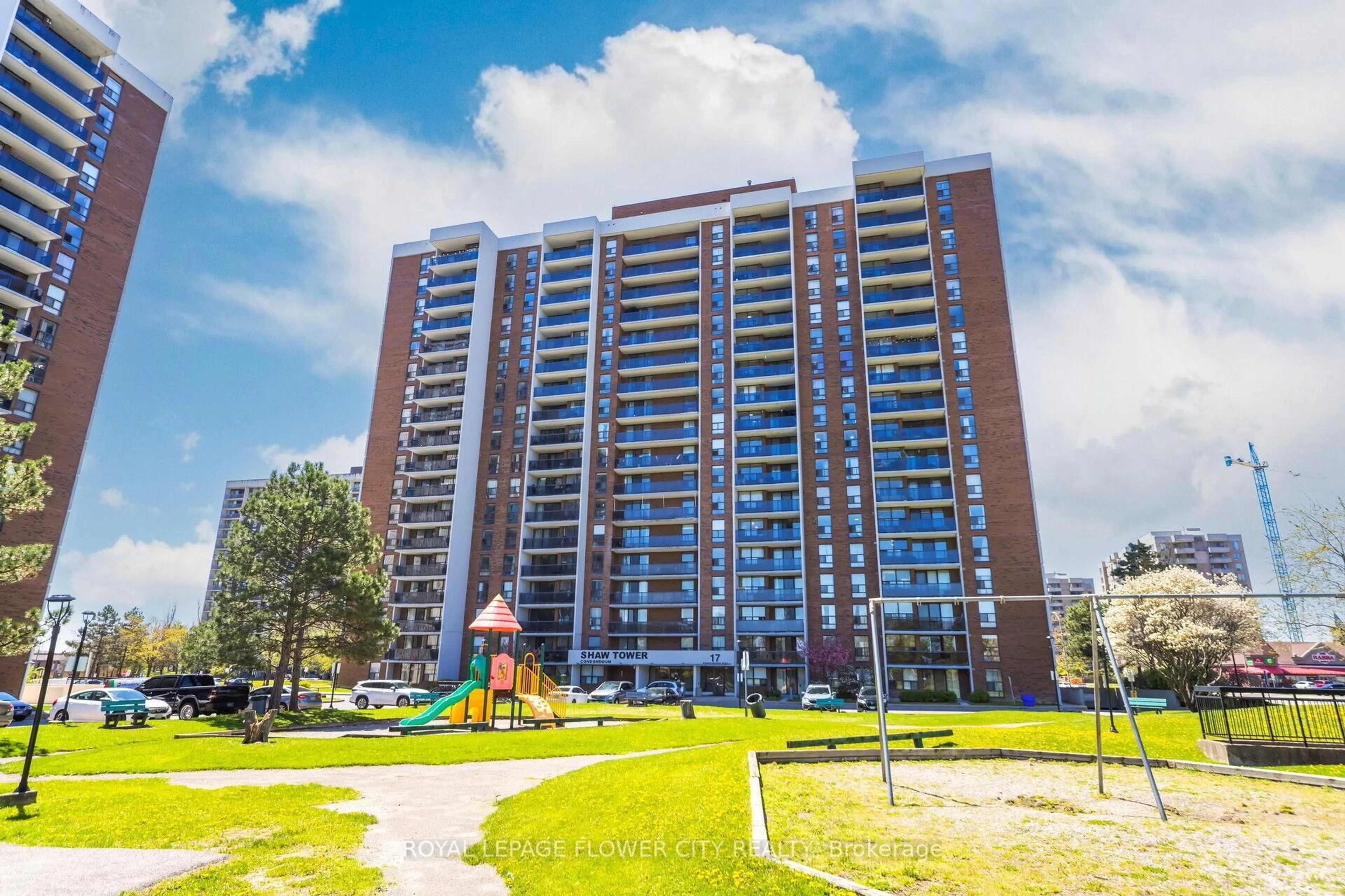 A pic from outside/outdoor area/front of a property/back of a property/a pic from drone, building for 17 KNIGHTSBRIDGE Rd #605, Brampton Ontario L6T 3X9