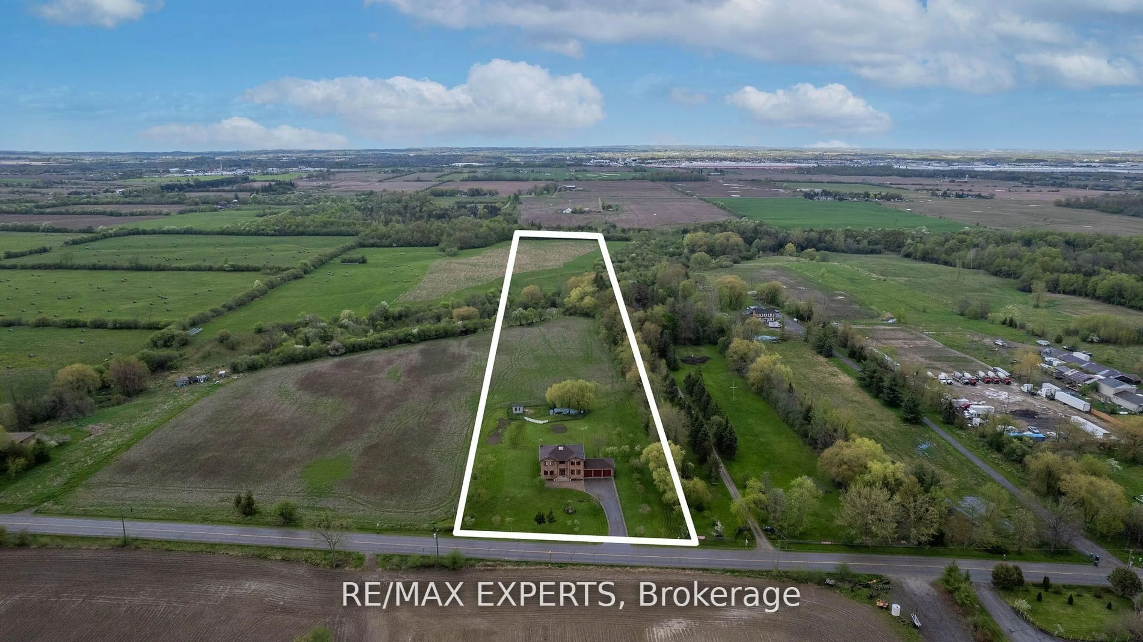 A pic from outside/outdoor area/front of a property/back of a property/a pic from drone, building for 13529 Centreville Creek Rd, Caledon Ontario L7C 3B9
