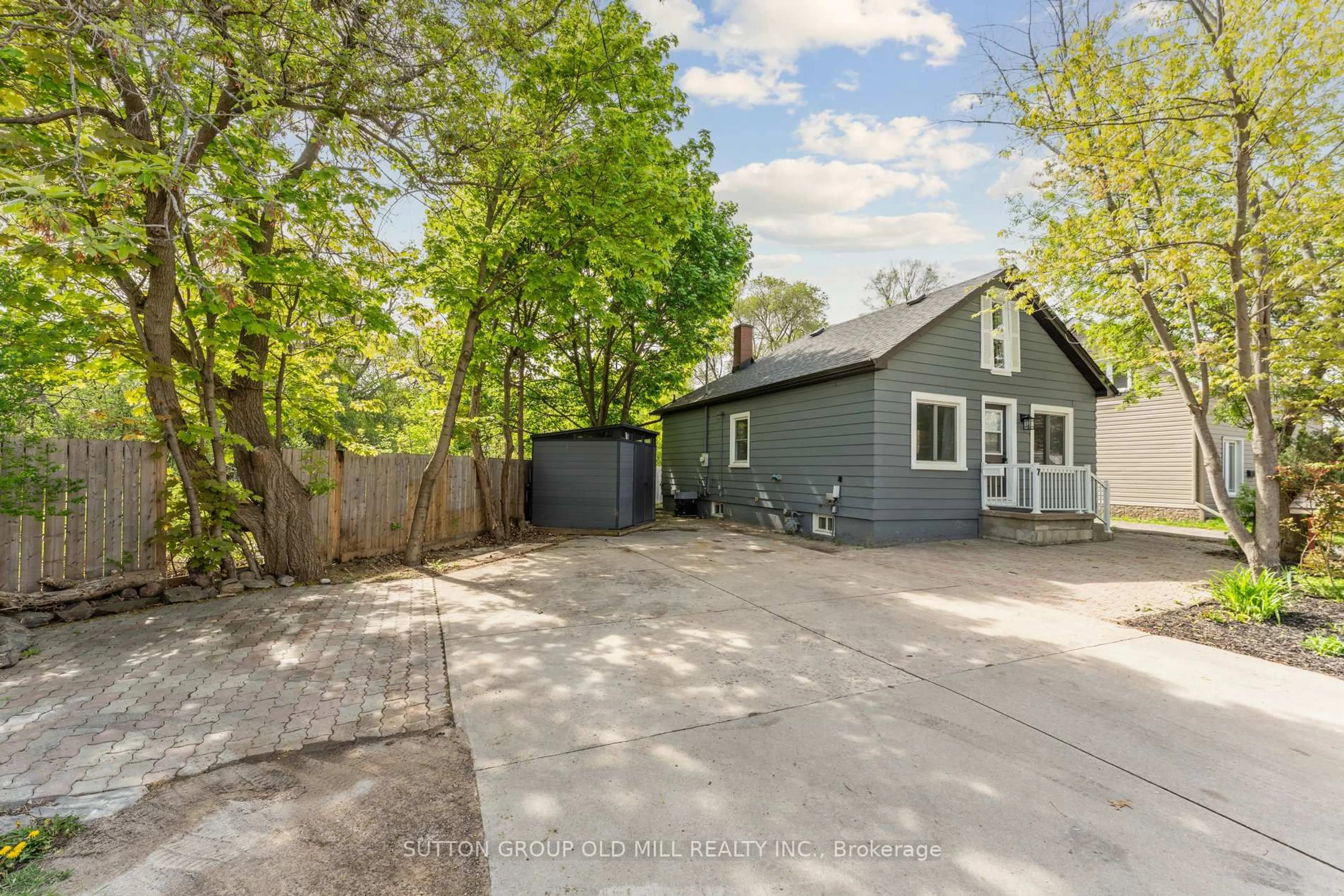 A pic from outside/outdoor area/front of a property/back of a property/a pic from drone, street for 7 Jessie St, Brampton Ontario L6Y 1L3