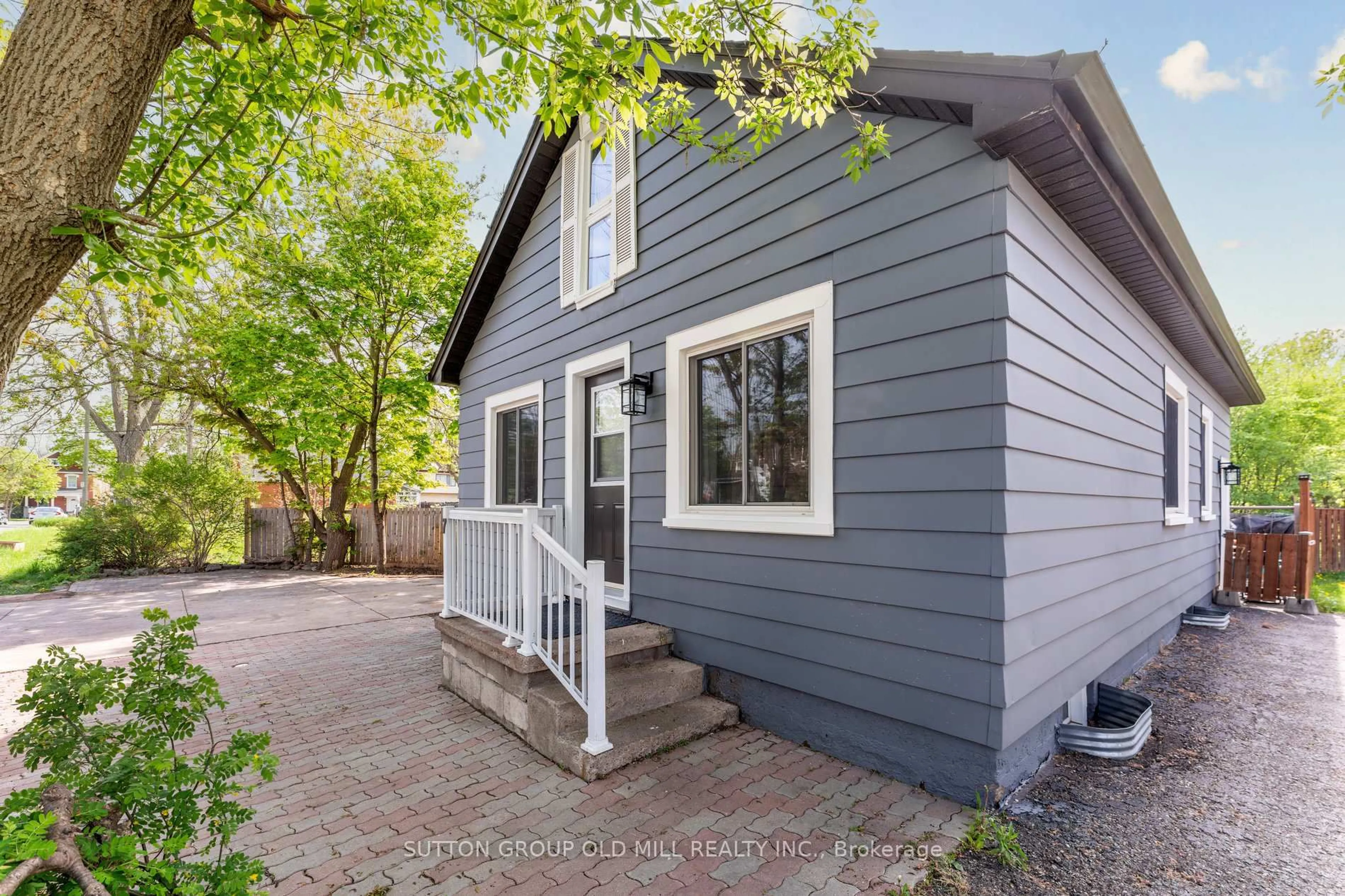 Home with vinyl exterior material, street for 7 Jessie St, Brampton Ontario L6Y 1L3