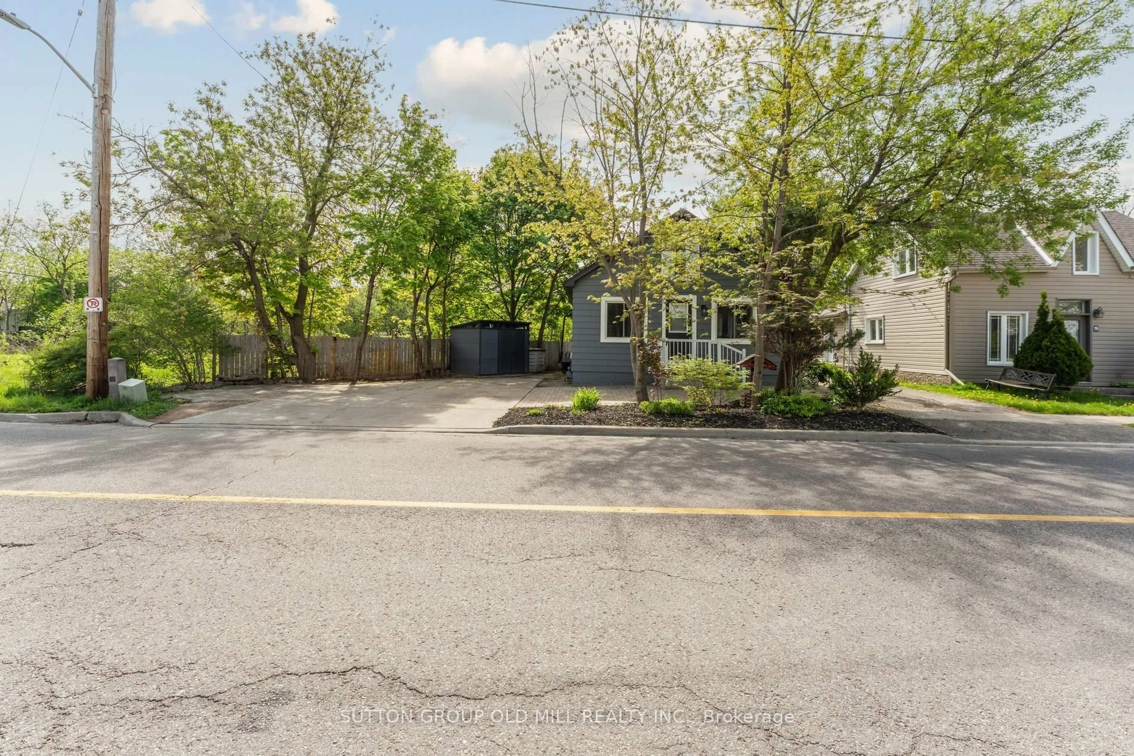 A pic from outside/outdoor area/front of a property/back of a property/a pic from drone, street for 7 Jessie St, Brampton Ontario L6Y 1L3