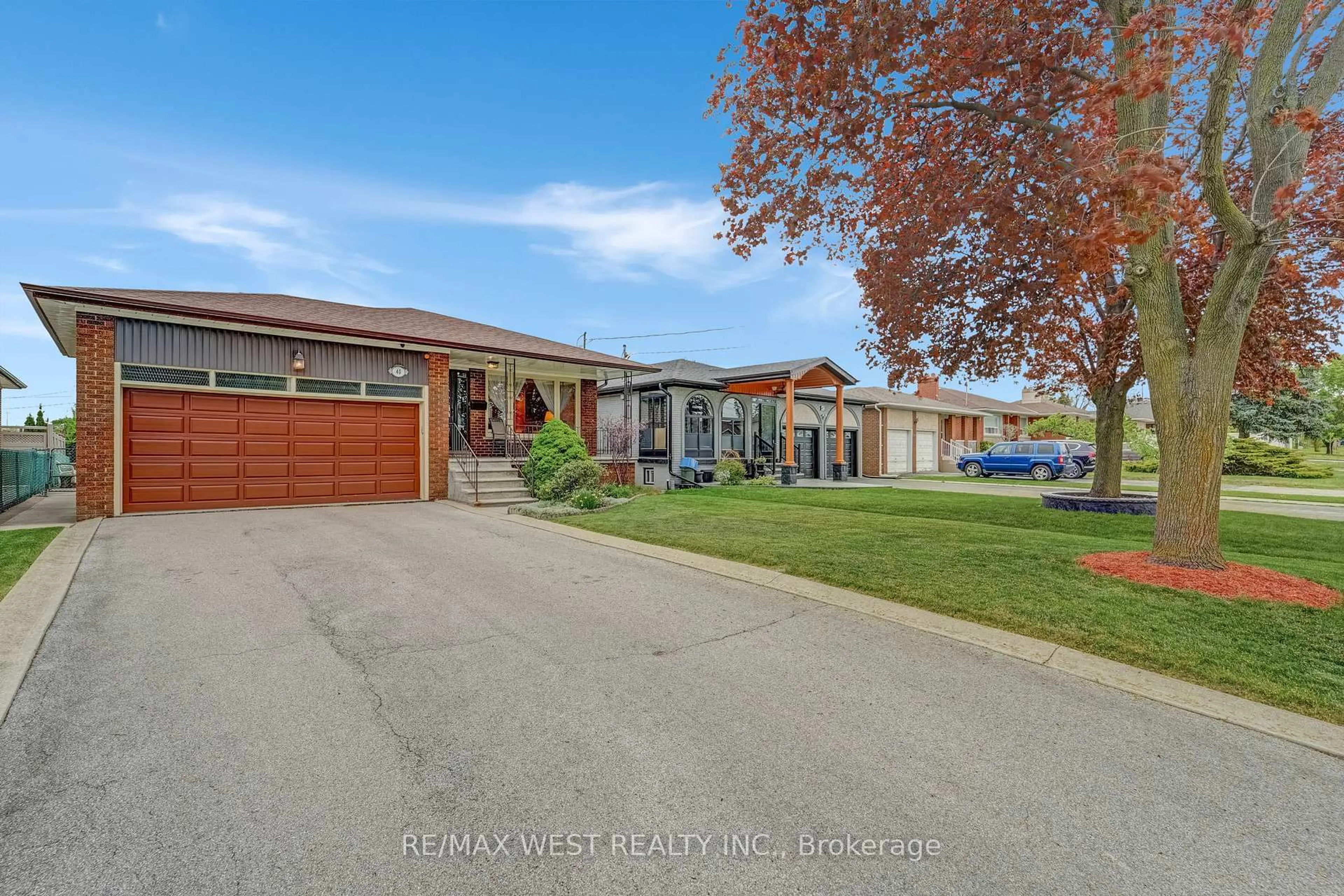 A pic from outside/outdoor area/front of a property/back of a property/a pic from drone, street for 40 Windsor Rd, Toronto Ontario M9R 3G4