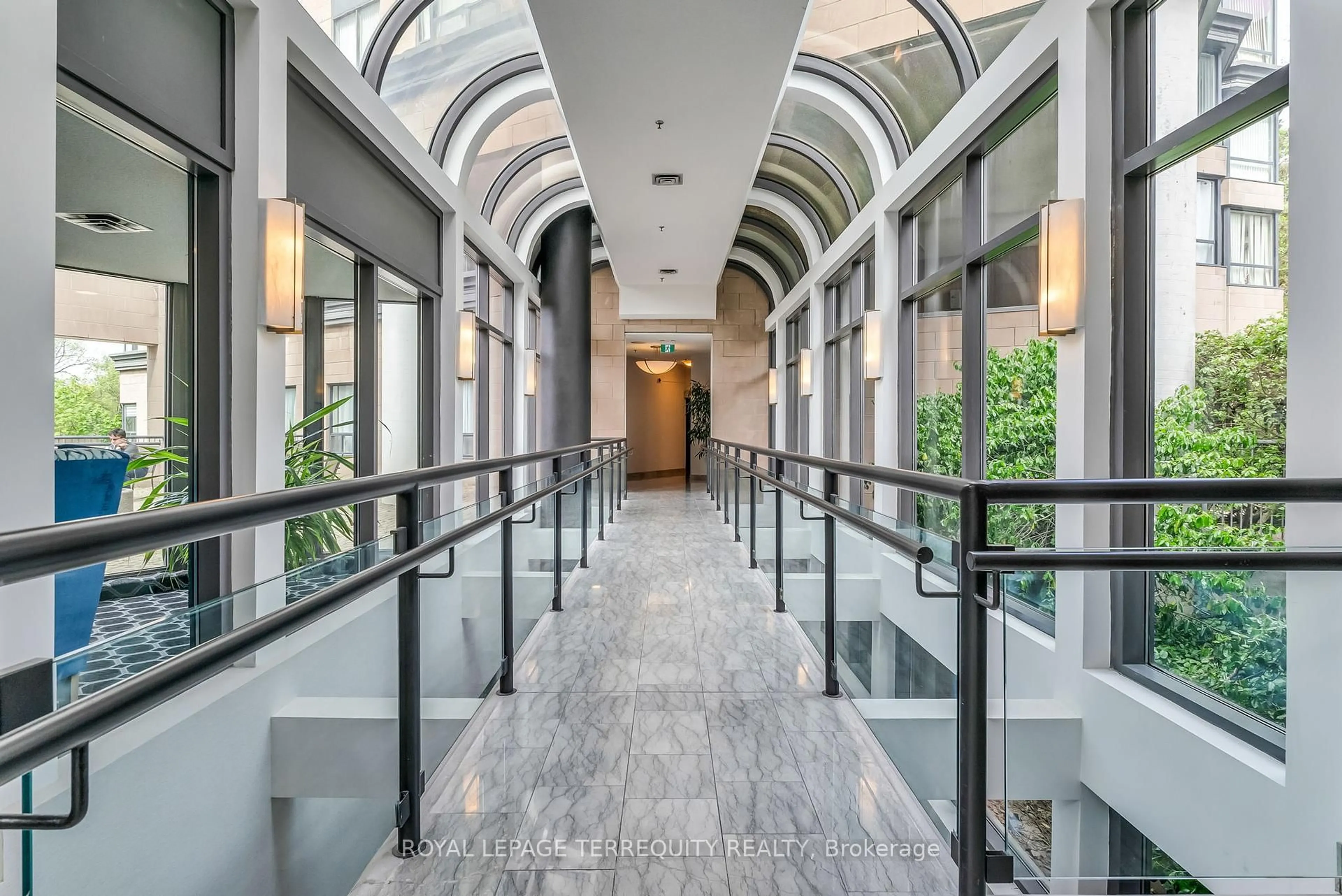 Indoor foyer for 3 Hickory Tree Rd #1405, Toronto Ontario M9N 3W5