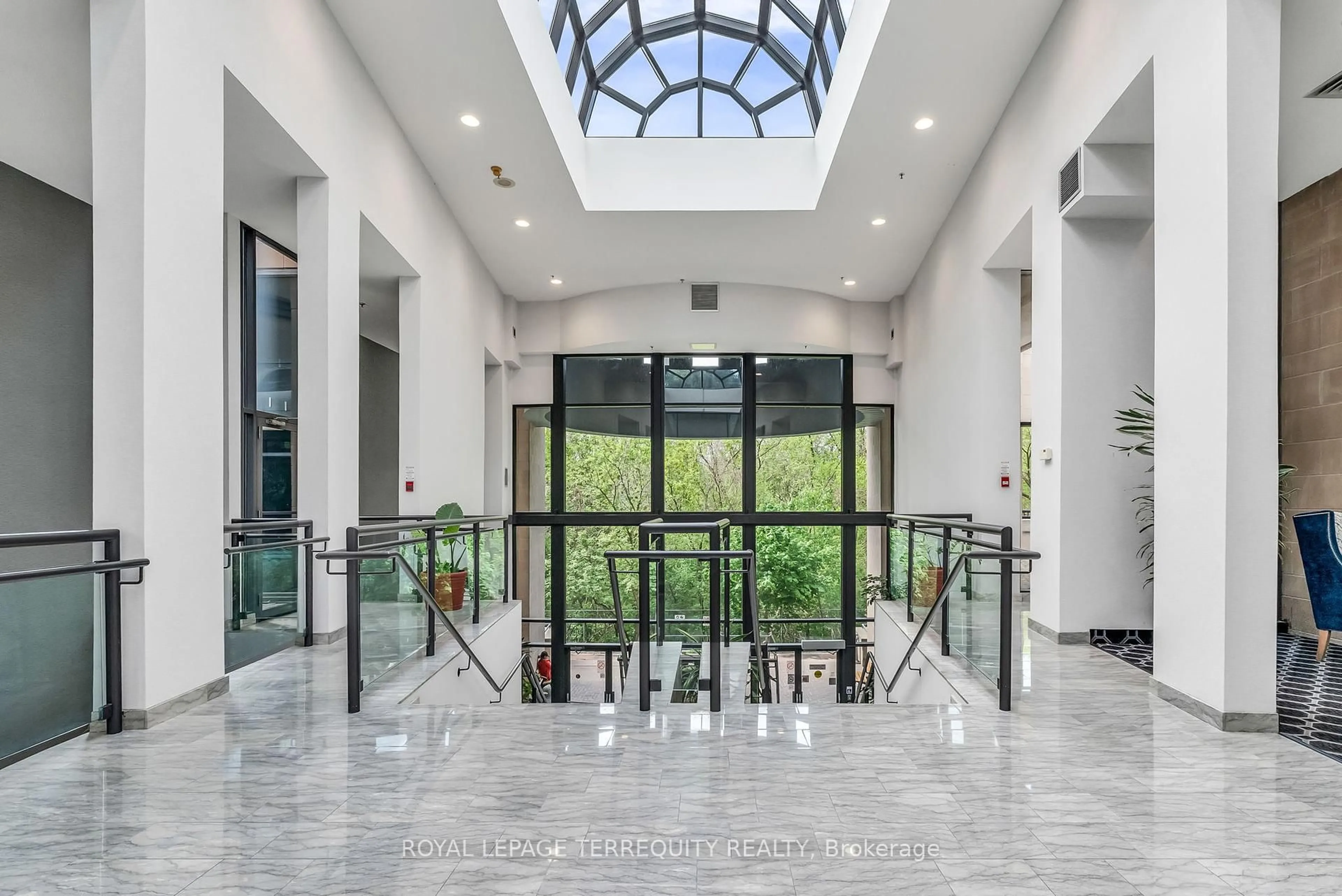 Indoor foyer for 3 Hickory Tree Rd #1405, Toronto Ontario M9N 3W5