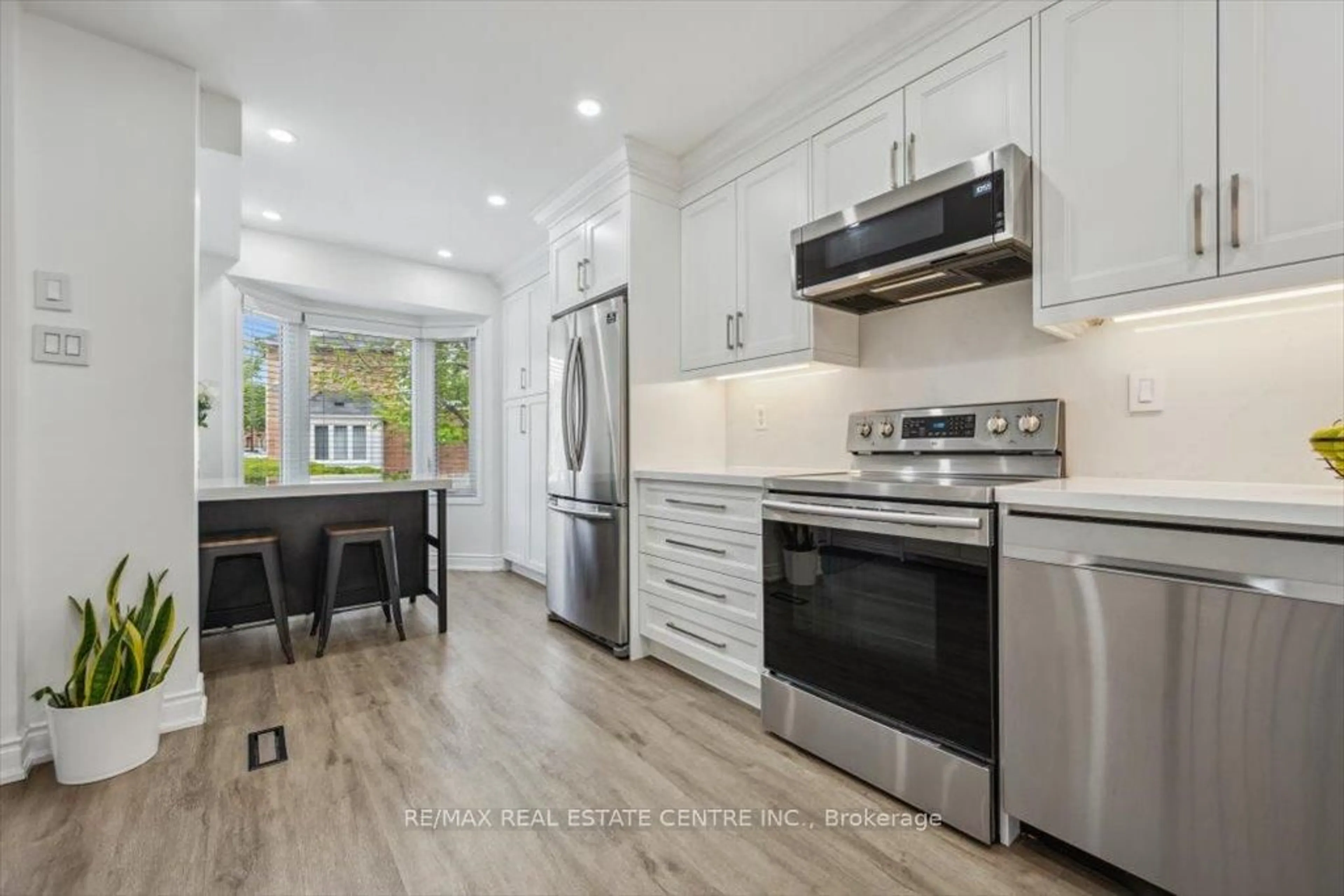Open concept kitchen, ceramic/tile floor for 5940 Glen Erin Dr #40A, Mississauga Ontario L5M 5W9