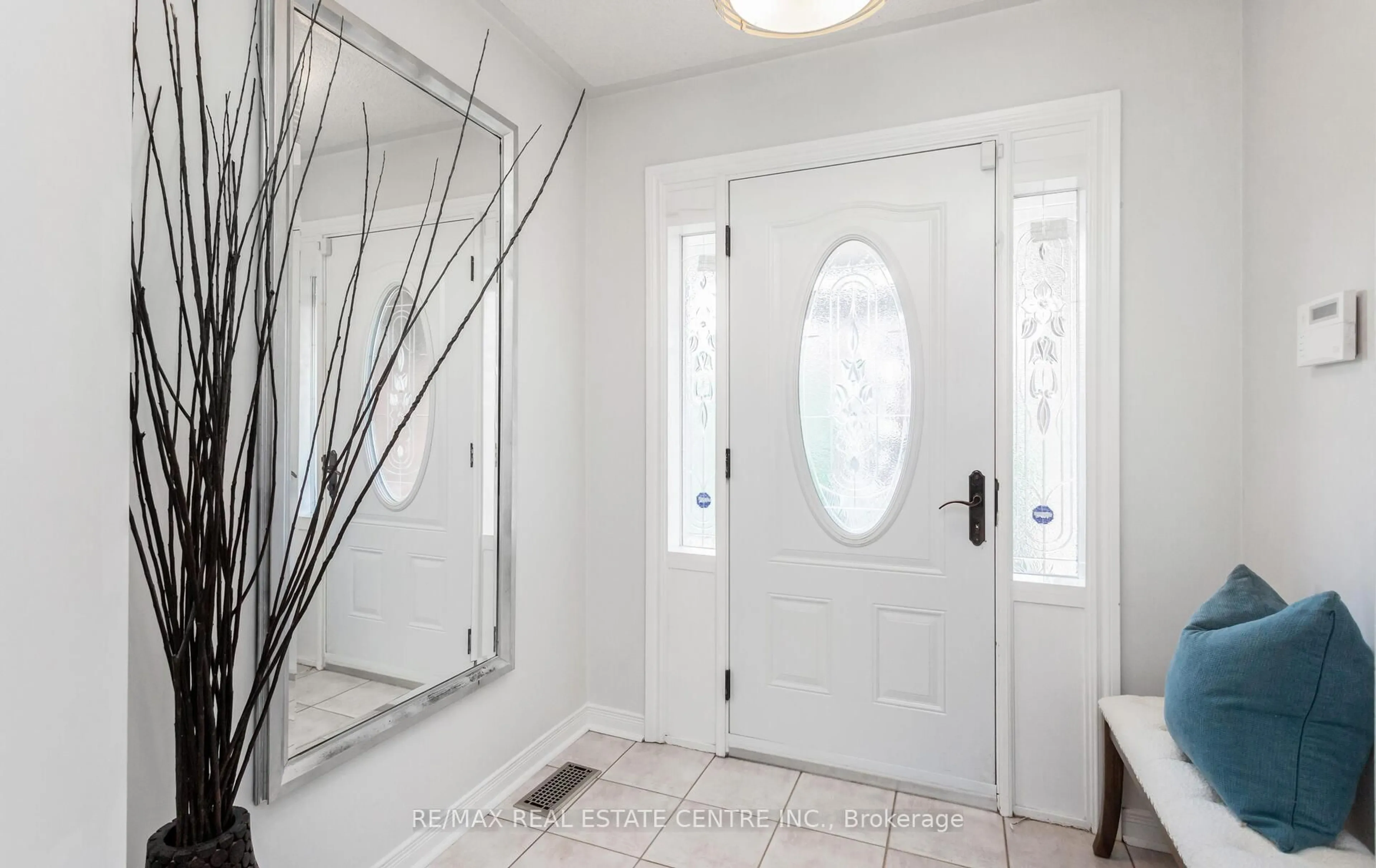 Indoor entryway for 1731 Riverbrook Cres, Mississauga Ontario L5M 6A1