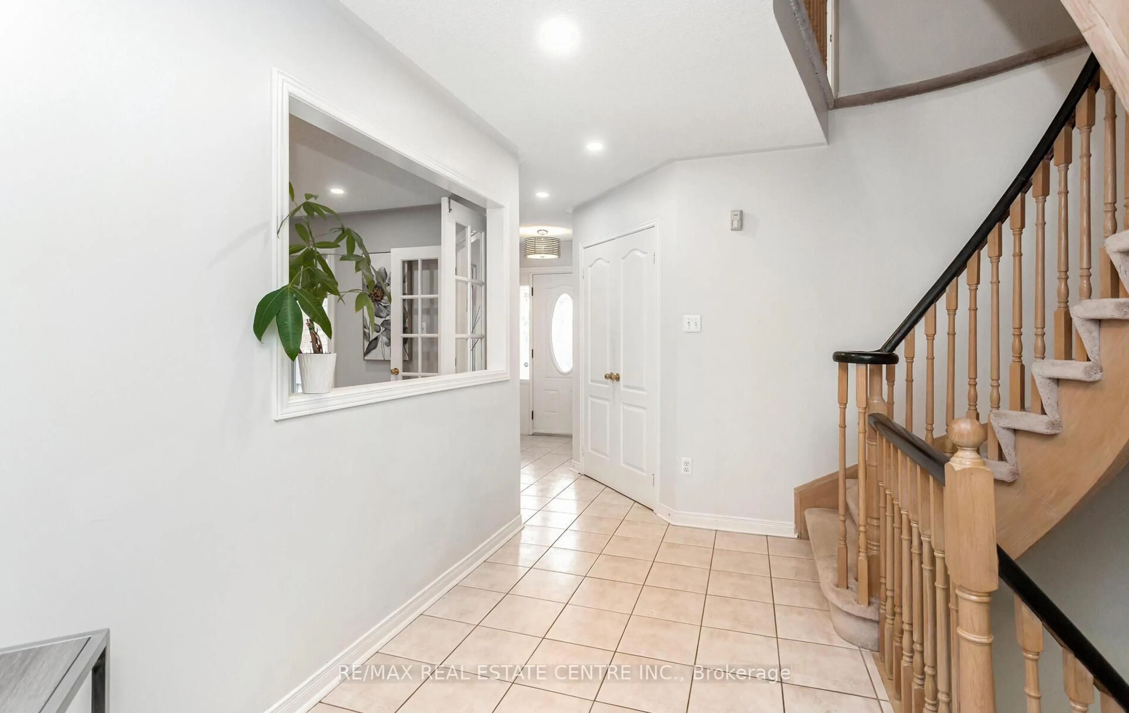 Indoor entryway for 1731 Riverbrook Cres, Mississauga Ontario L5M 6A1