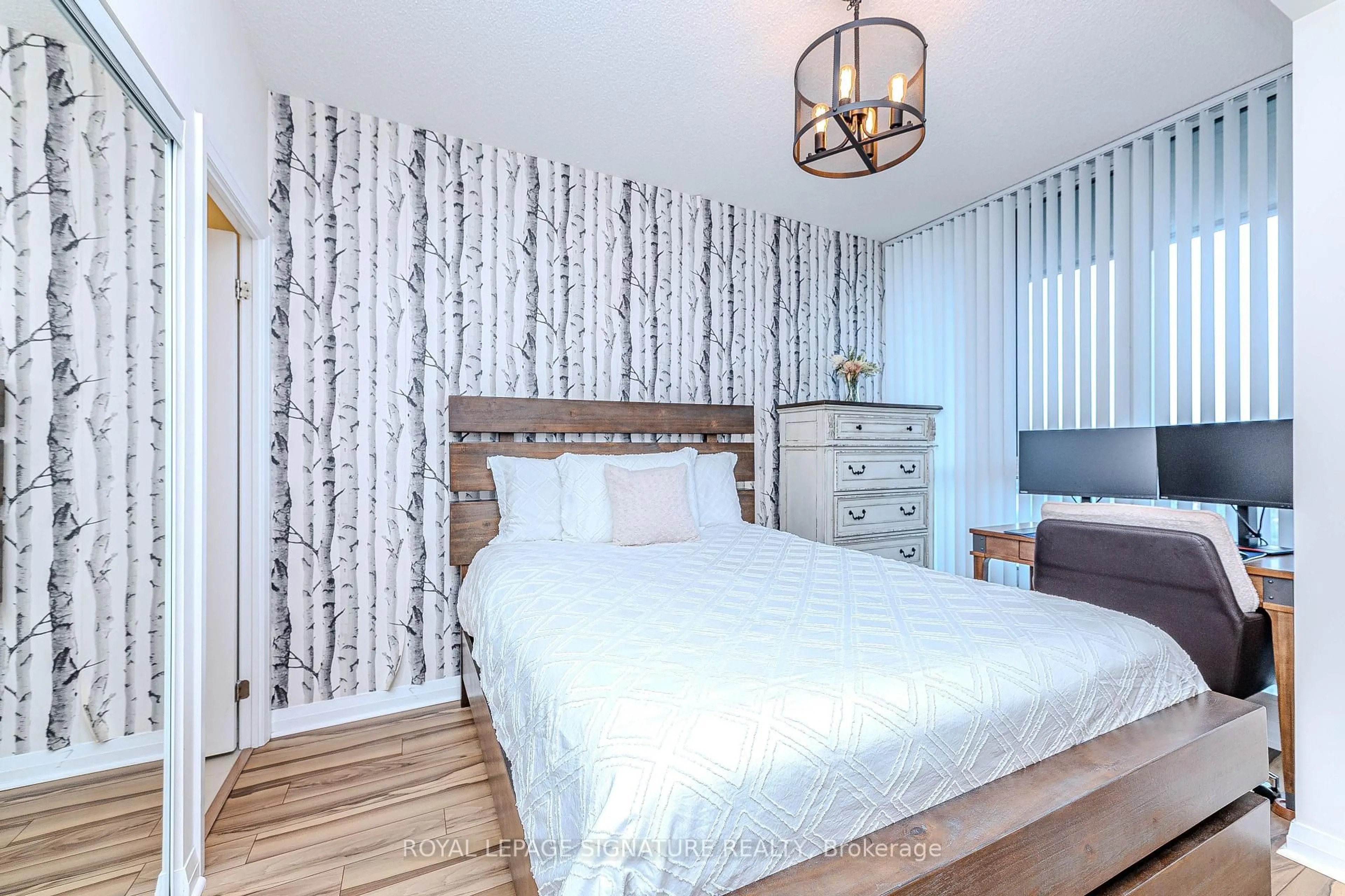 Bedroom with bed, wood/laminate floor for 55 Eglinton Ave #408, Mississauga Ontario L5R 0E4
