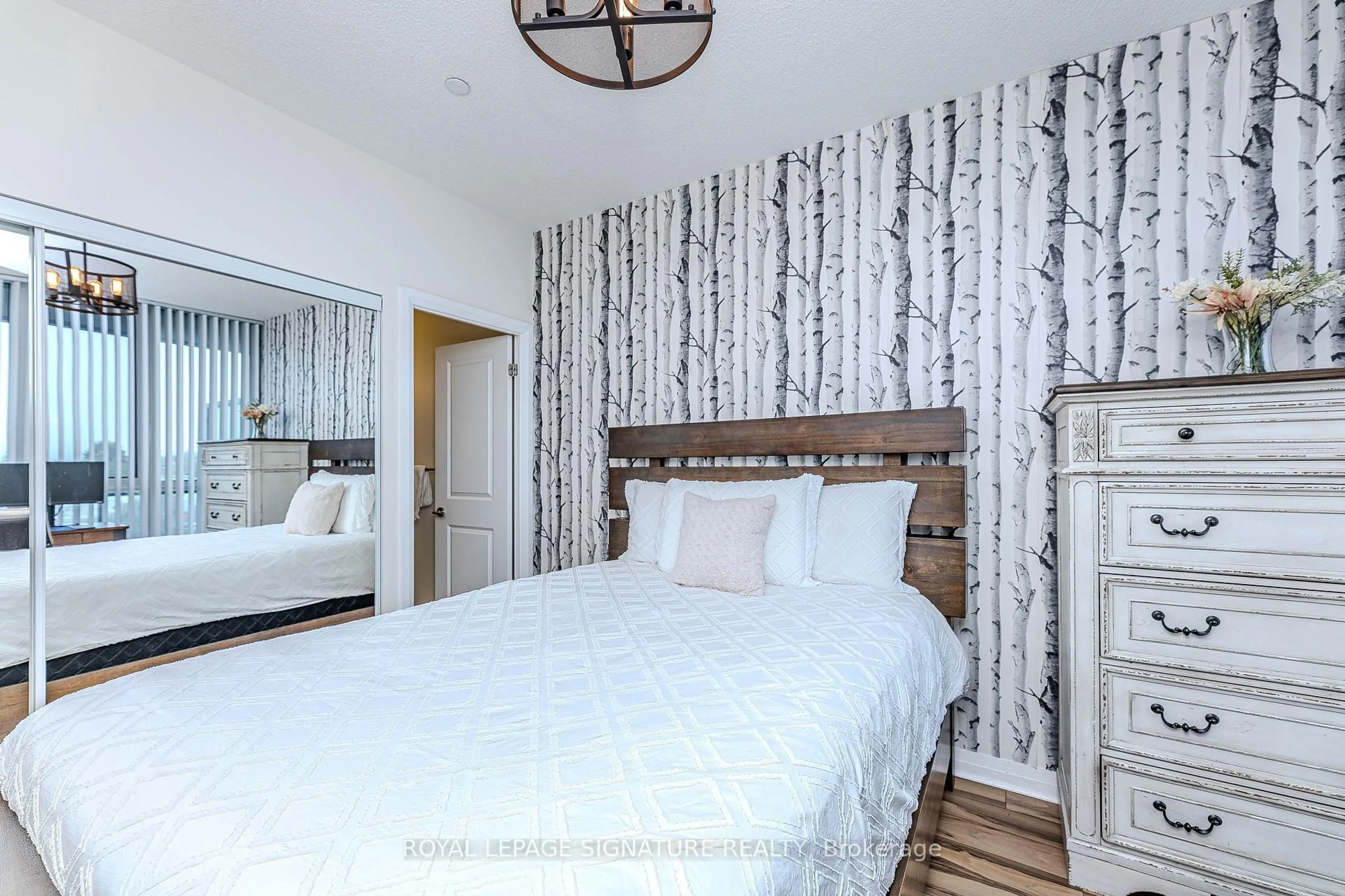 Bedroom with bed, unknown for 55 Eglinton Ave #408, Mississauga Ontario L5R 0E4