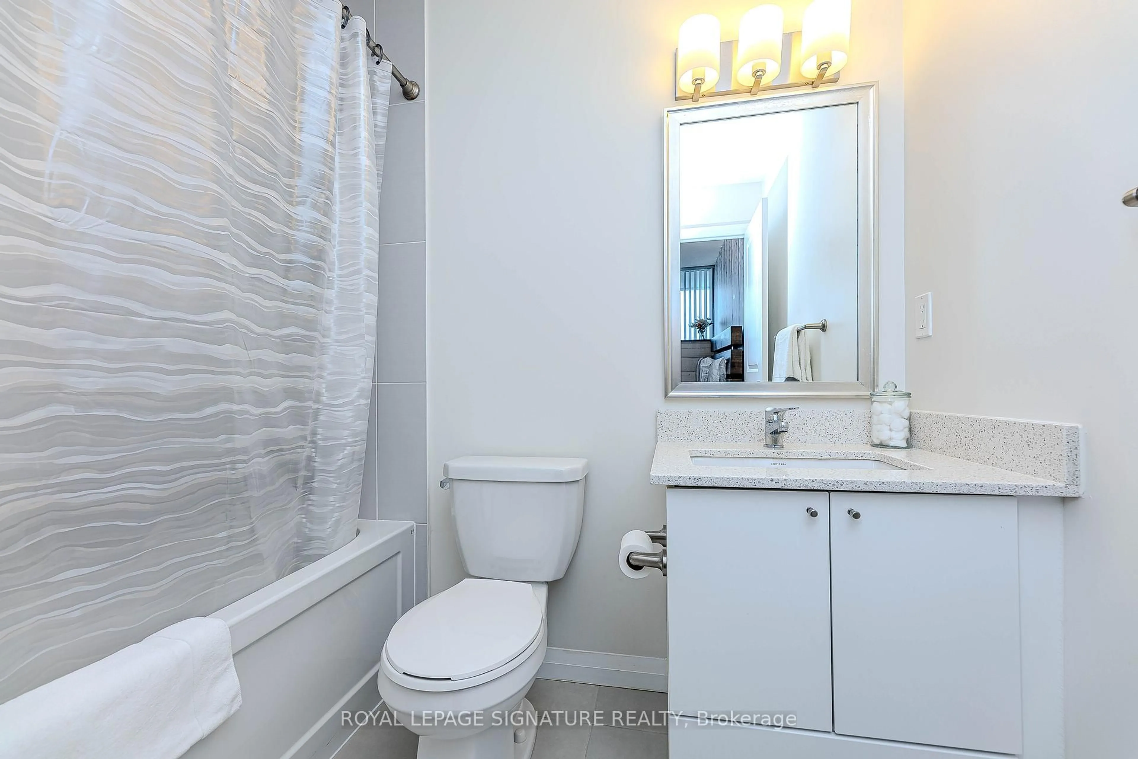 Standard bathroom, unknown for 55 Eglinton Ave #408, Mississauga Ontario L5R 0E4