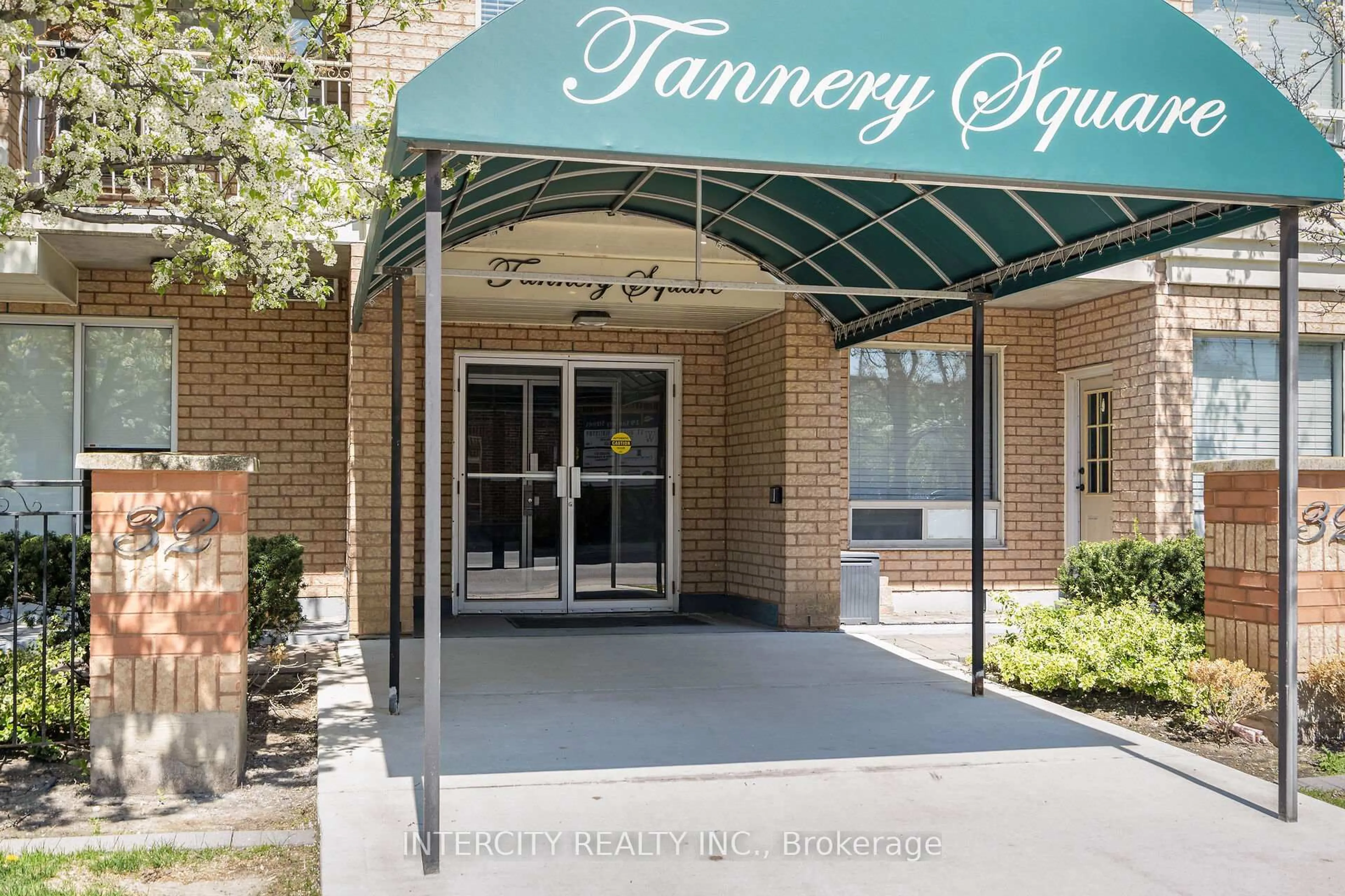 Indoor foyer for 32 Tannery St #306, Mississauga Ontario L5M 6T6