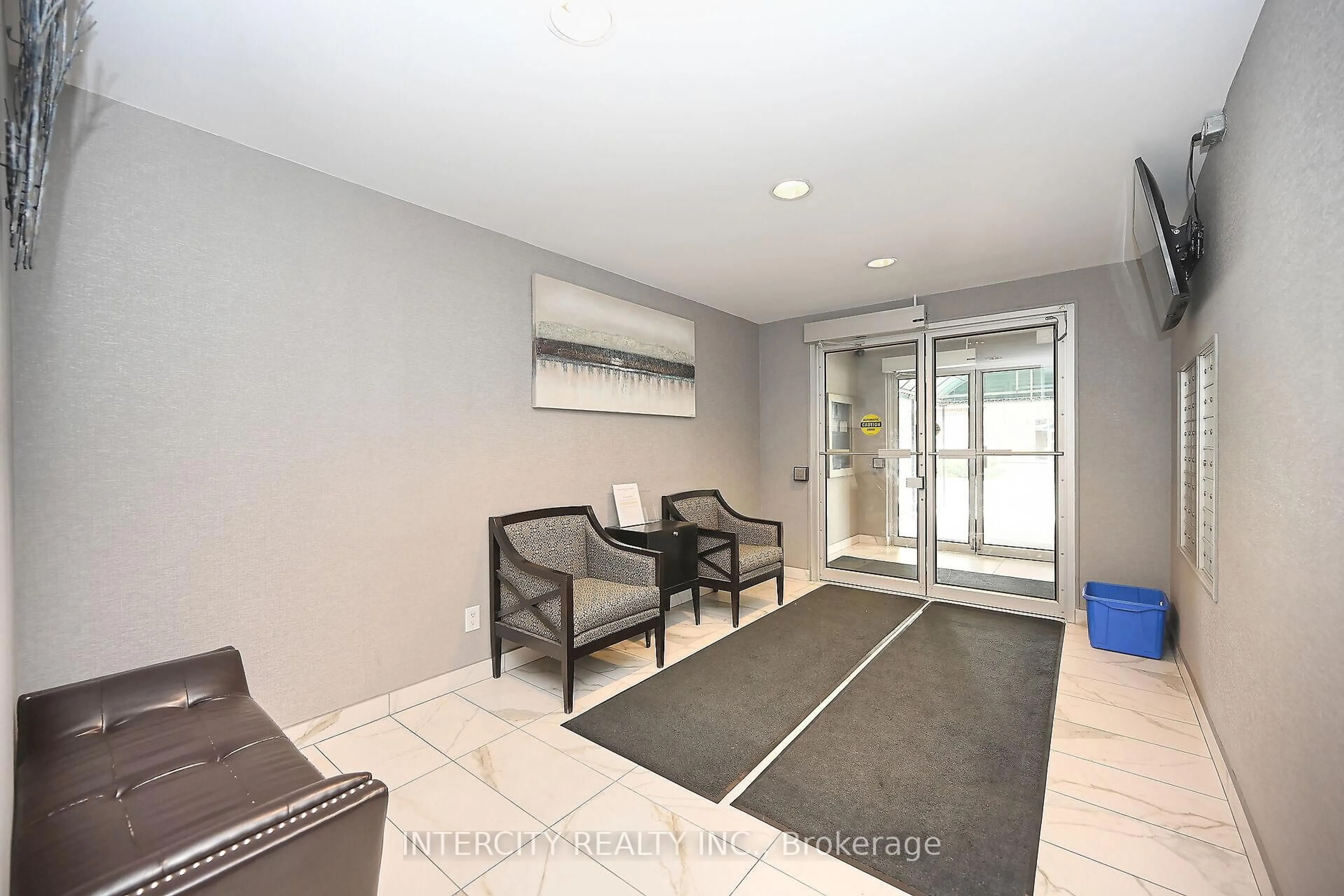 Indoor entryway for 32 Tannery St #306, Mississauga Ontario L5M 6T6