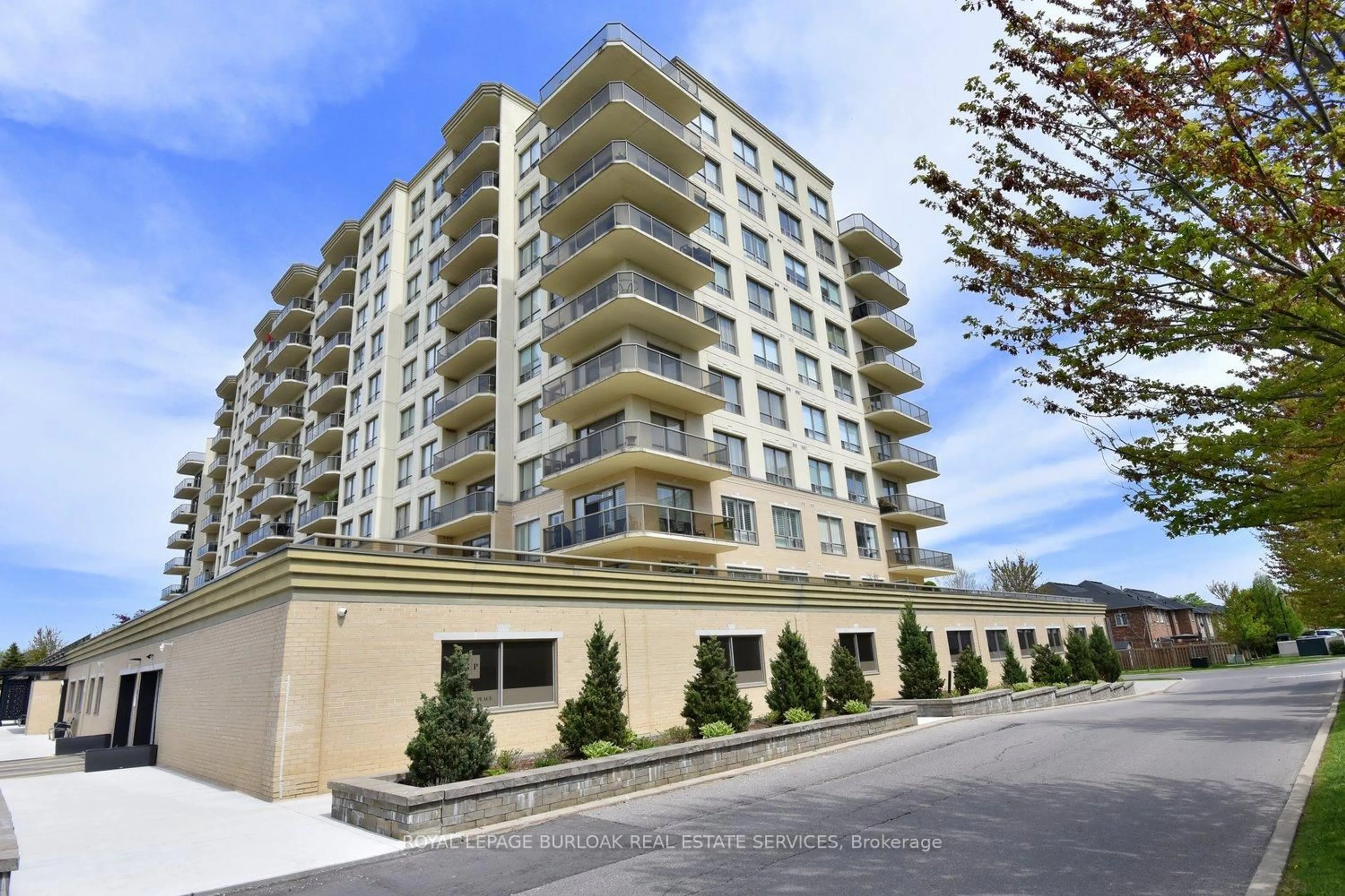 A pic from outside/outdoor area/front of a property/back of a property/a pic from drone, building for 1998 Ironstone Dr #505, Burlington Ontario L7L 7P7