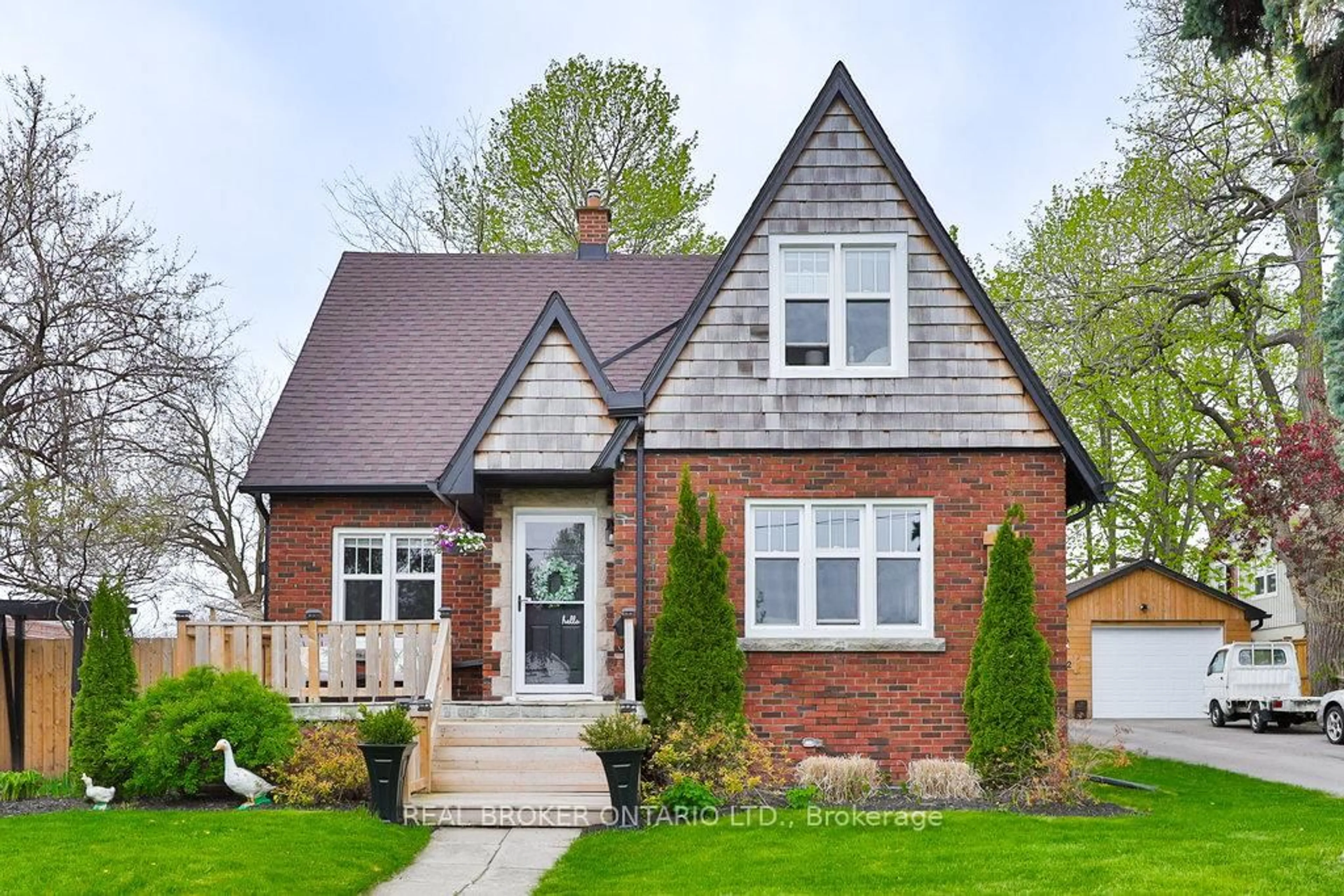 Home with brick exterior material, street for 542 Cumberland Ave, Burlington Ontario L7N 2X2