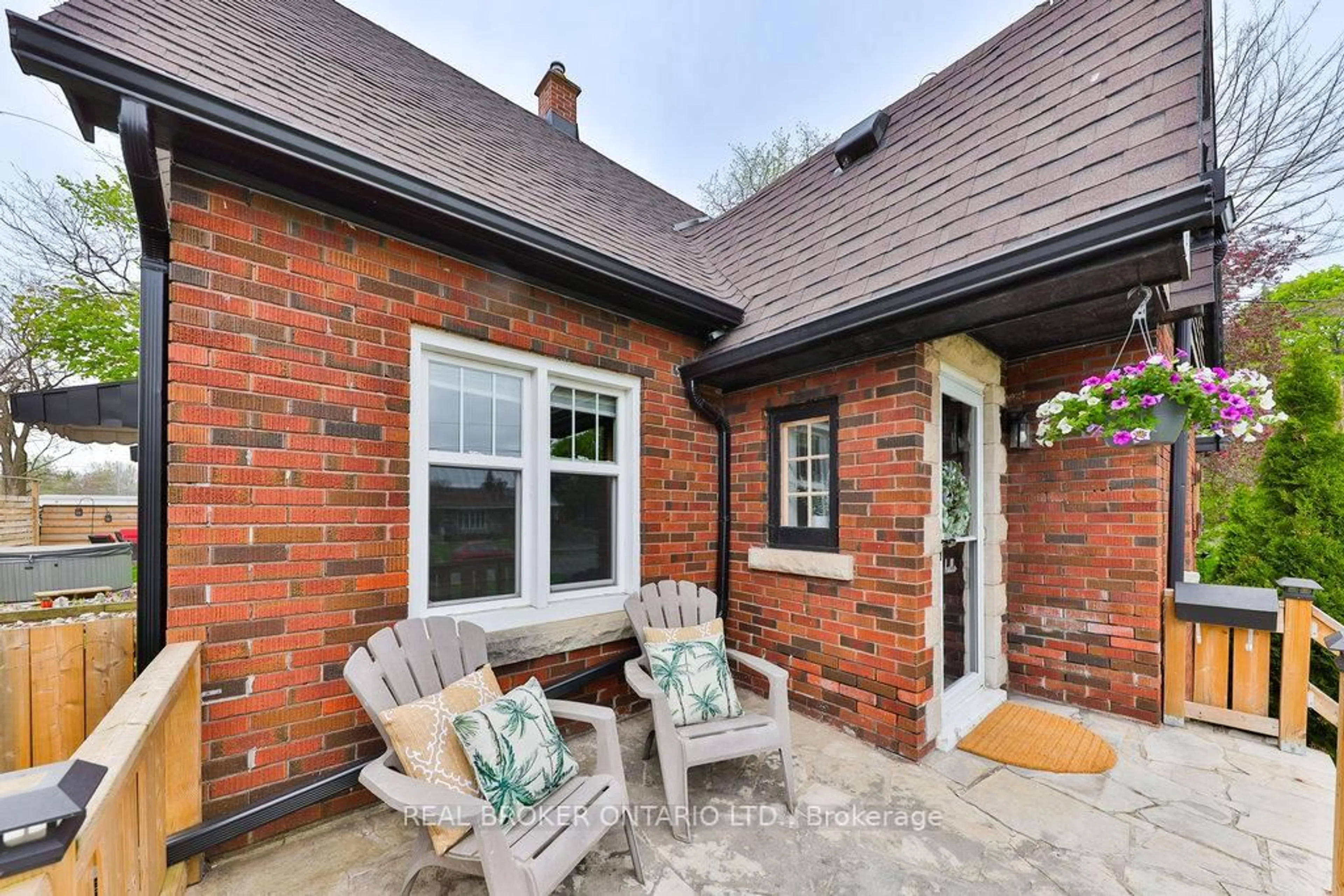 Home with brick exterior material, street for 542 Cumberland Ave, Burlington Ontario L7N 2X2