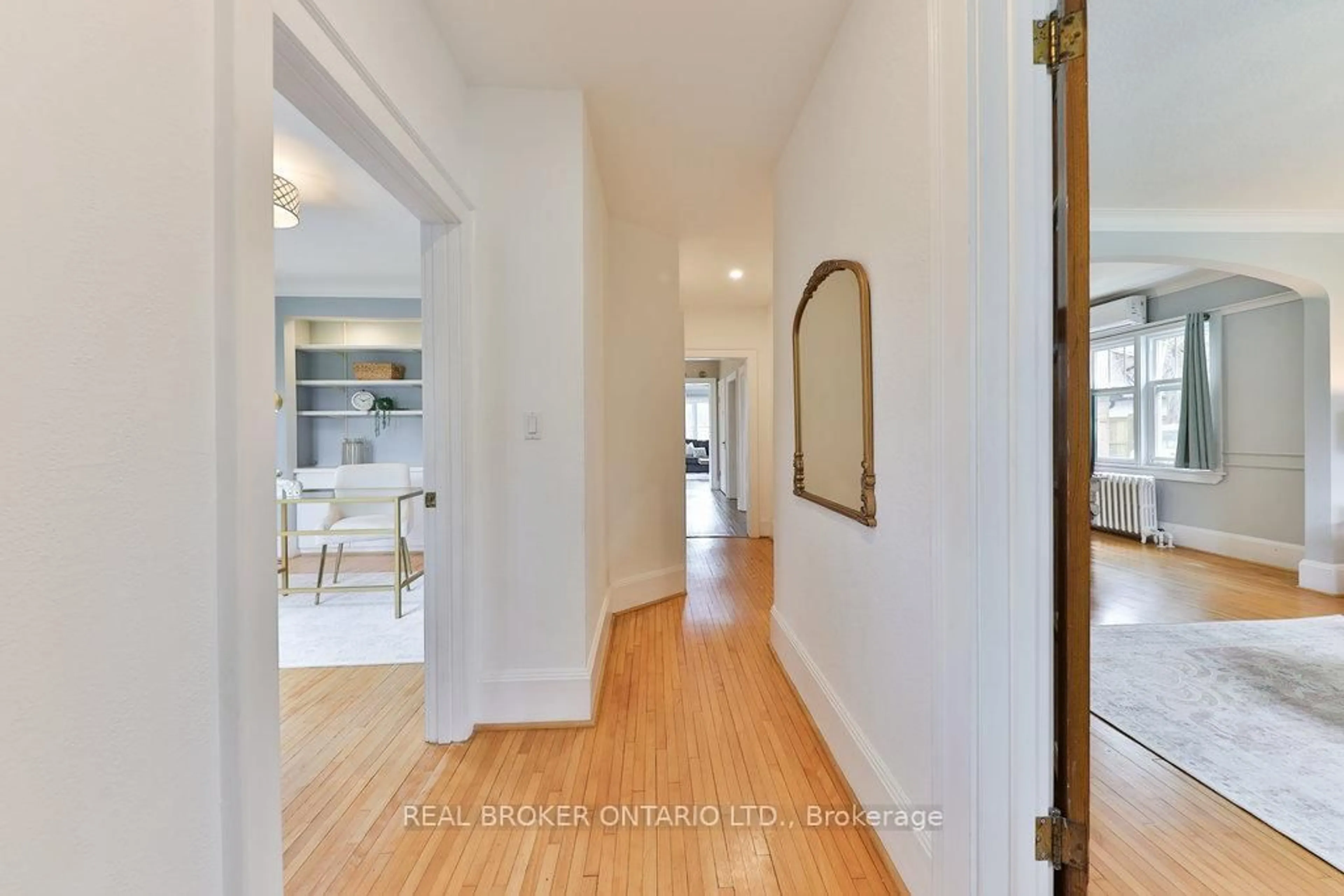Indoor entryway for 542 Cumberland Ave, Burlington Ontario L7N 2X2