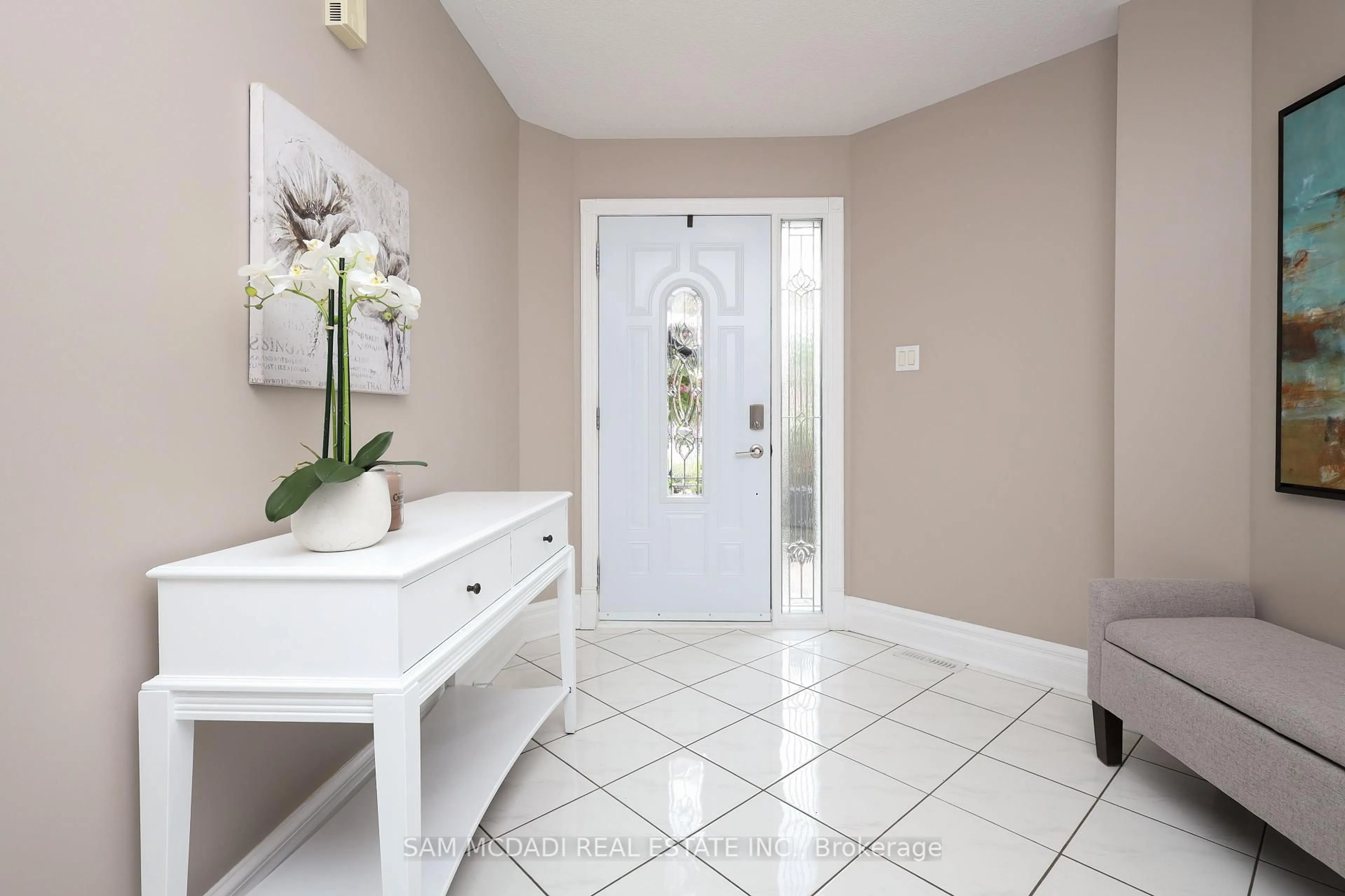 Indoor entryway for 3949 Baggins Crt, Mississauga Ontario L5N 7A3