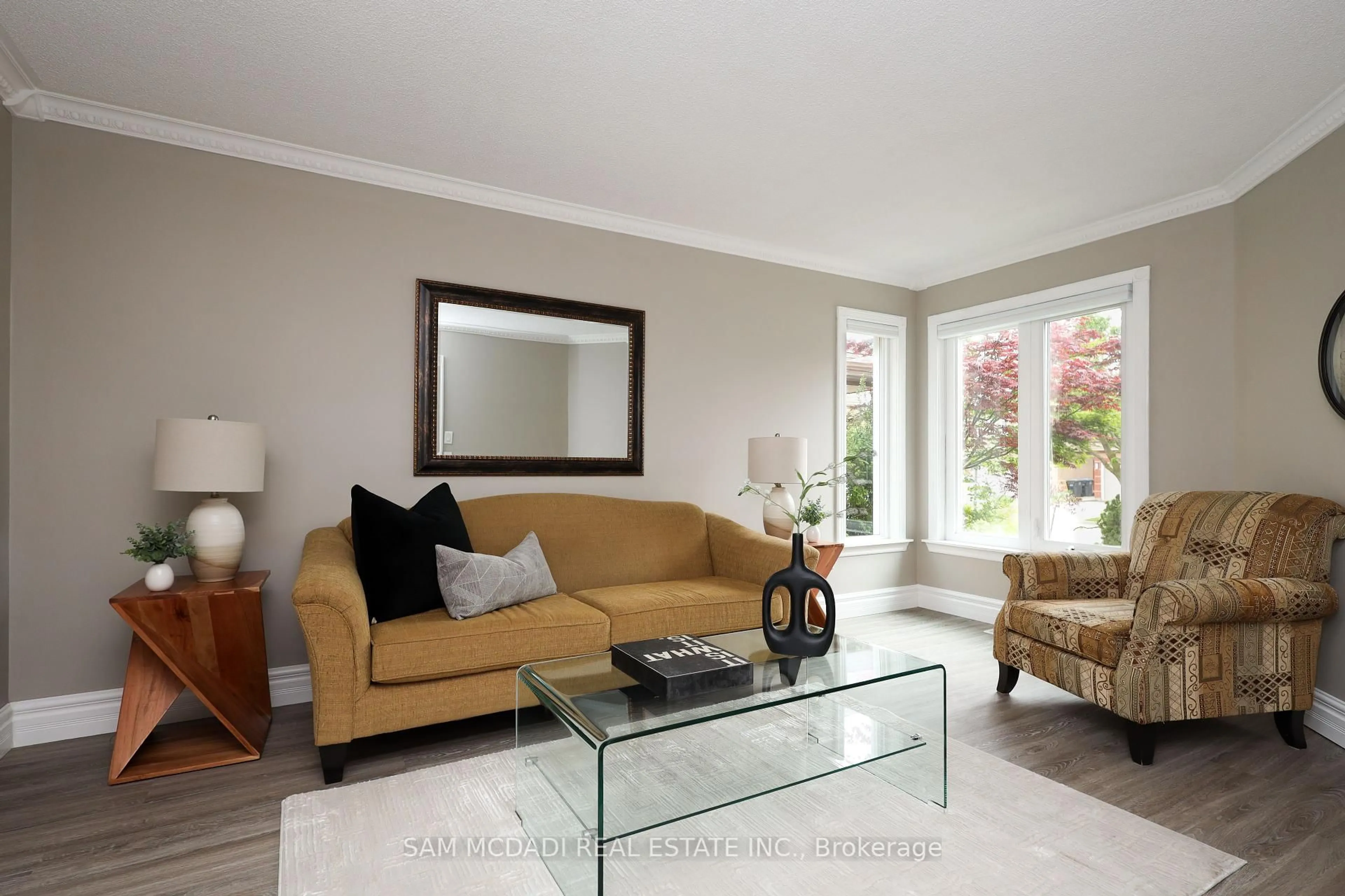 Living room with furniture, unknown for 3949 Baggins Crt, Mississauga Ontario L5N 7A3
