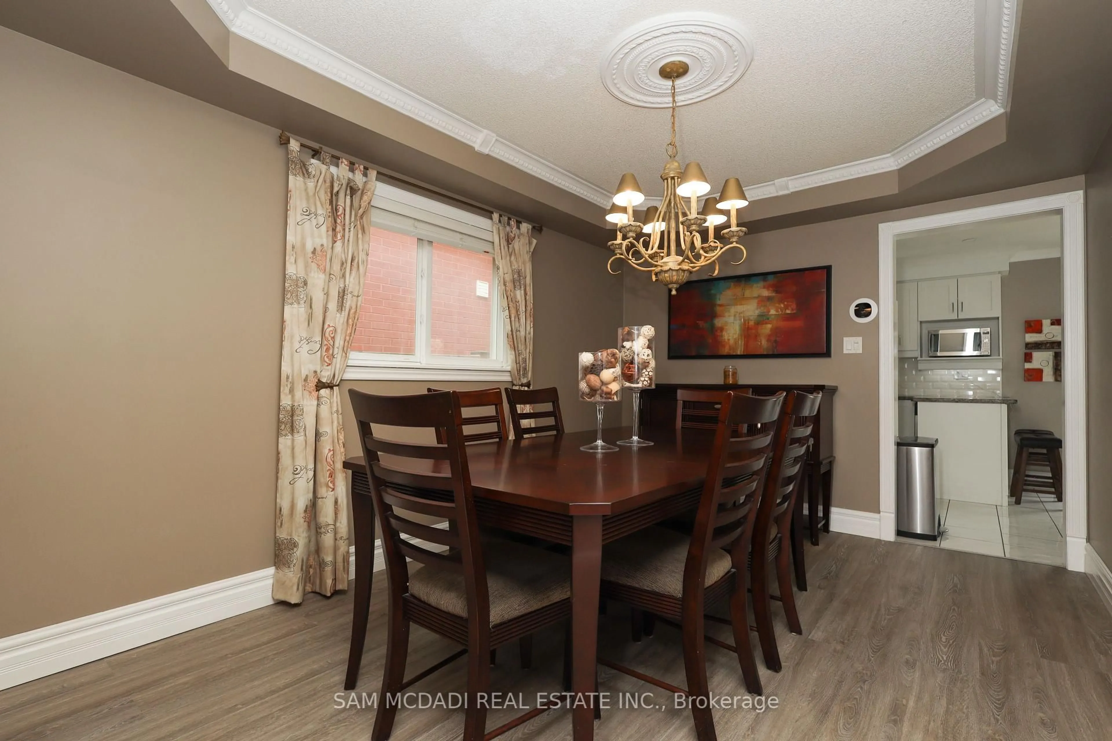 Dining room, wood/laminate floor for 3949 Baggins Crt, Mississauga Ontario L5N 7A3