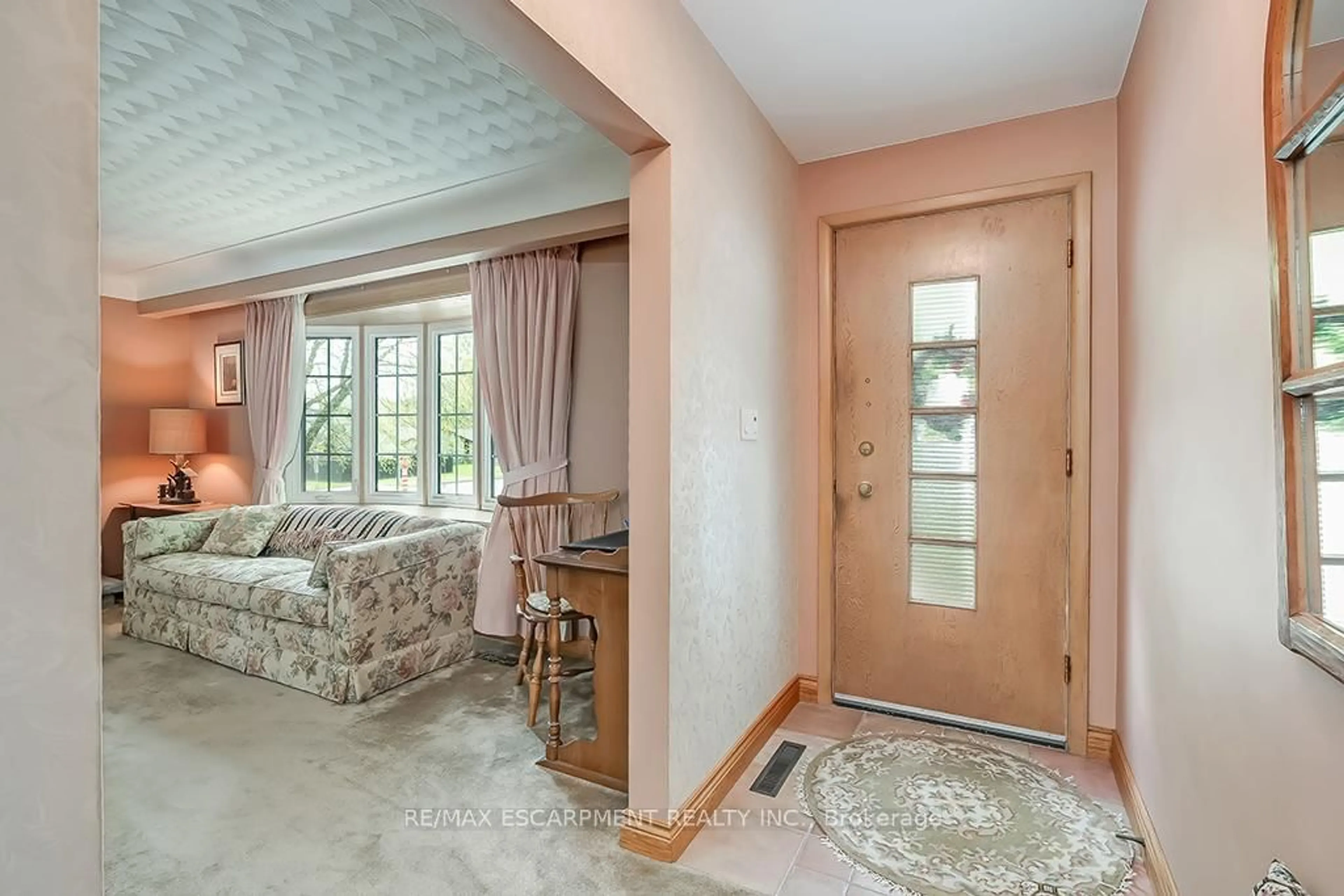 Indoor foyer for 327 Strathcona Dr, Burlington Ontario L7L 2E2