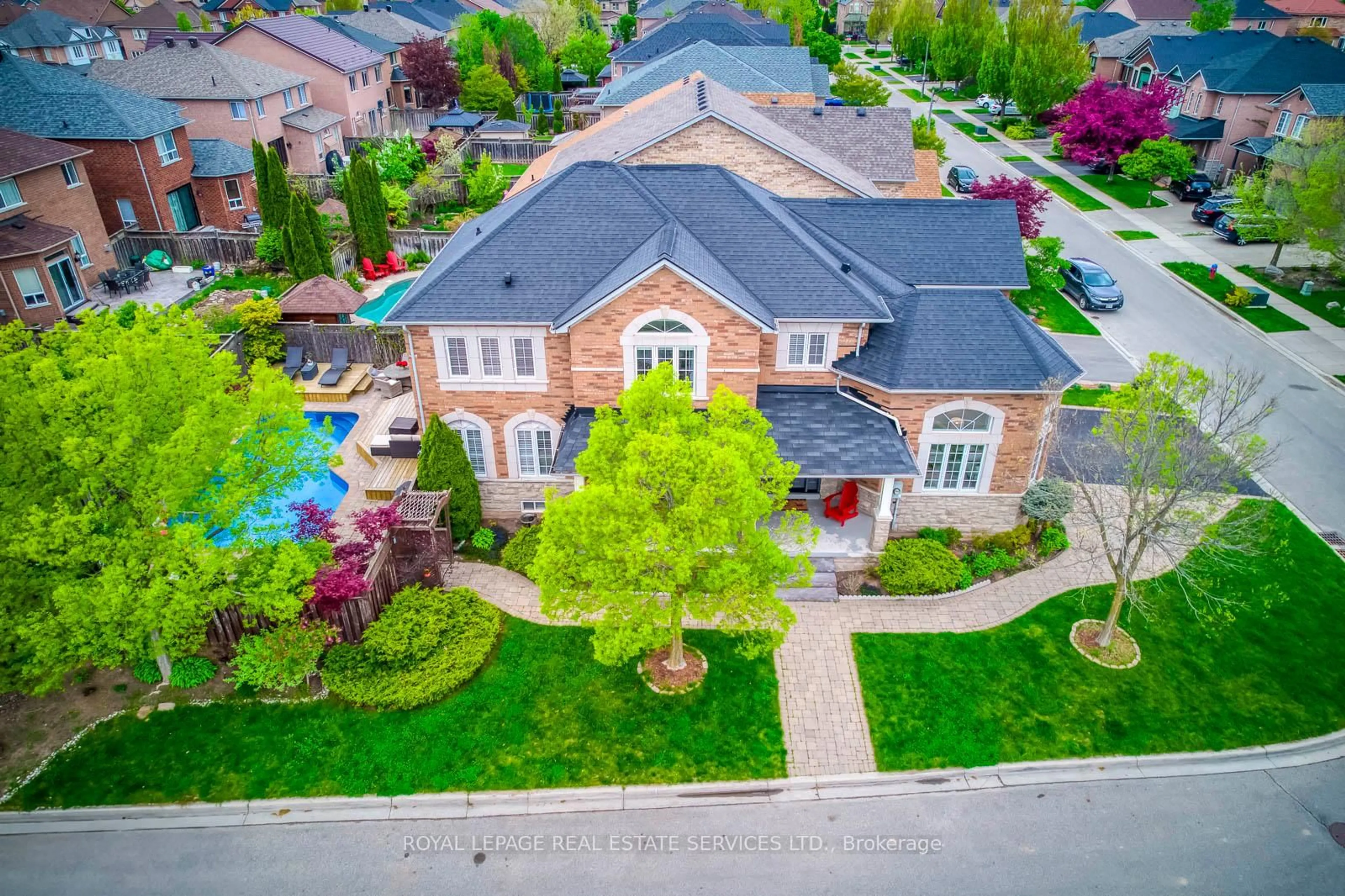 A pic from outside/outdoor area/front of a property/back of a property/a pic from drone, street for 1423 Liverpoot St, Oakville Ontario L6M 4N7