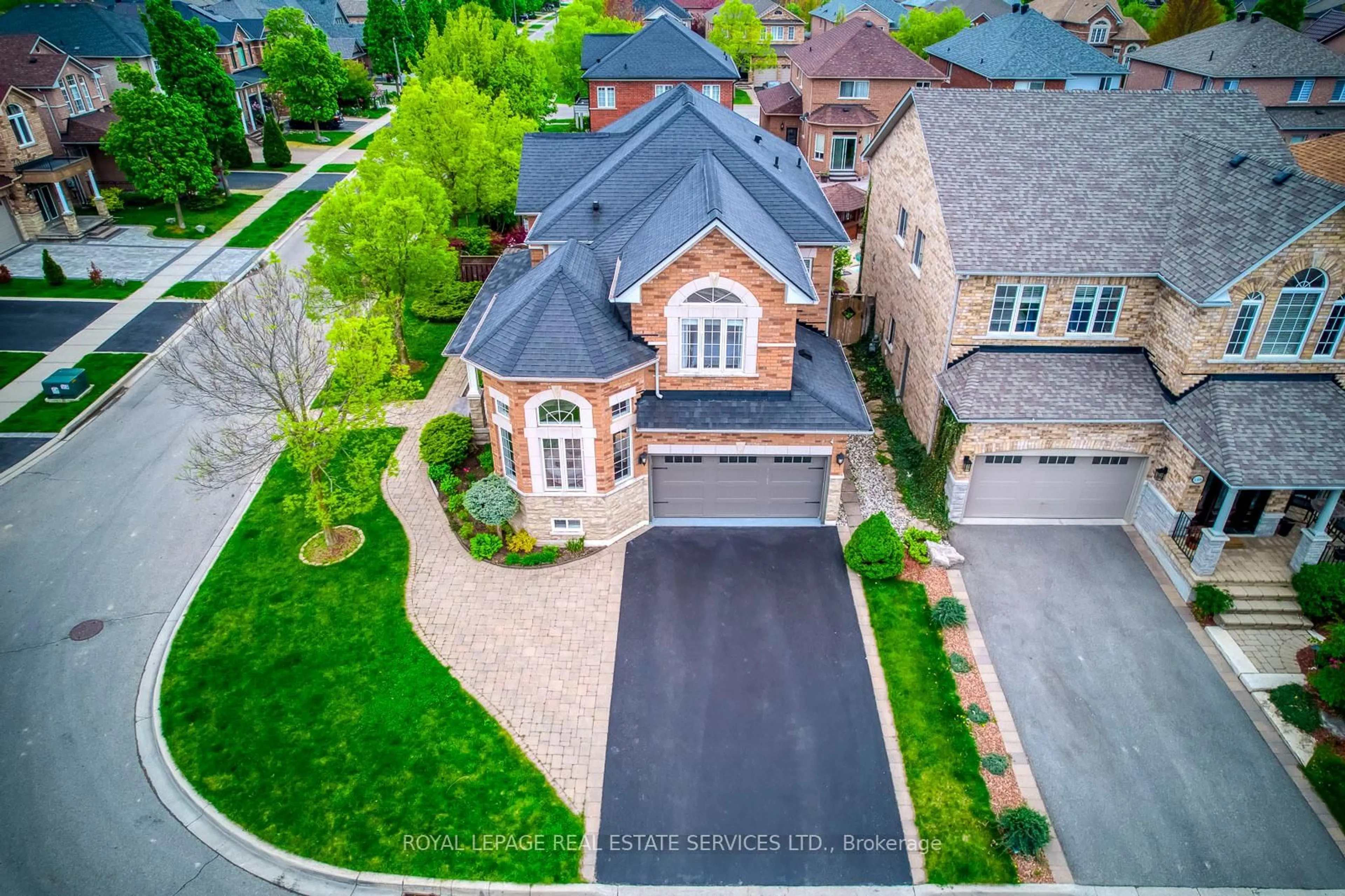 A pic from outside/outdoor area/front of a property/back of a property/a pic from drone, street for 1423 Liverpoot St, Oakville Ontario L6M 4N7