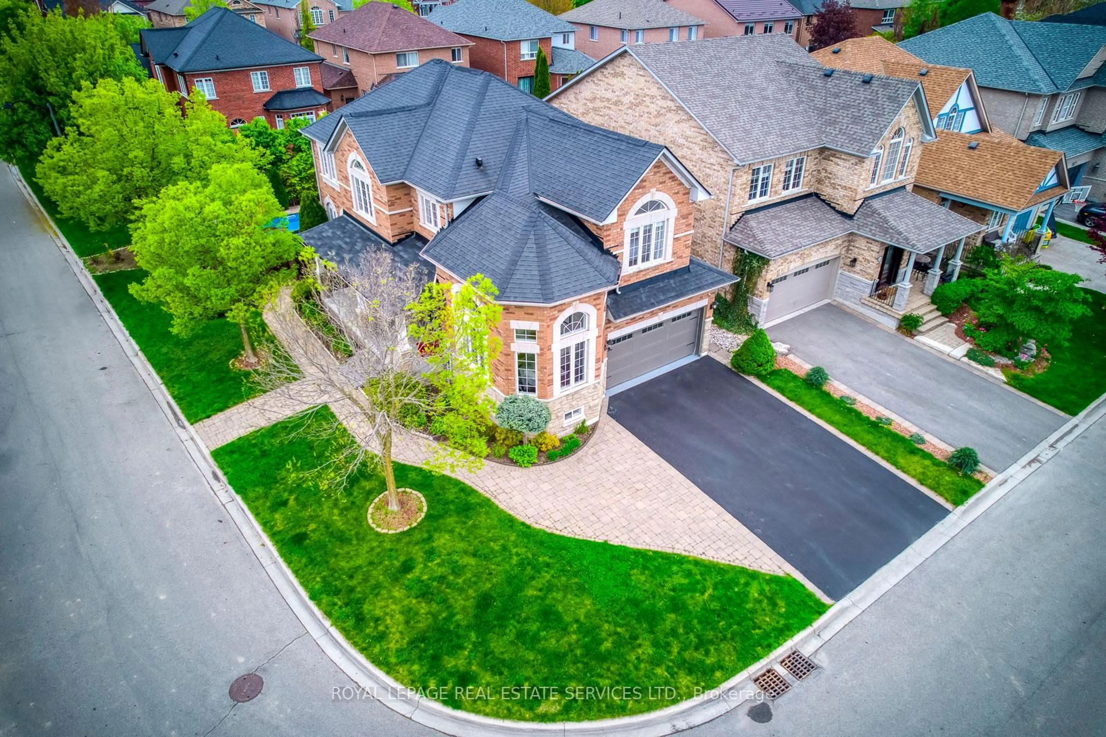 A pic from outside/outdoor area/front of a property/back of a property/a pic from drone, street for 1423 Liverpoot St, Oakville Ontario L6M 4N7