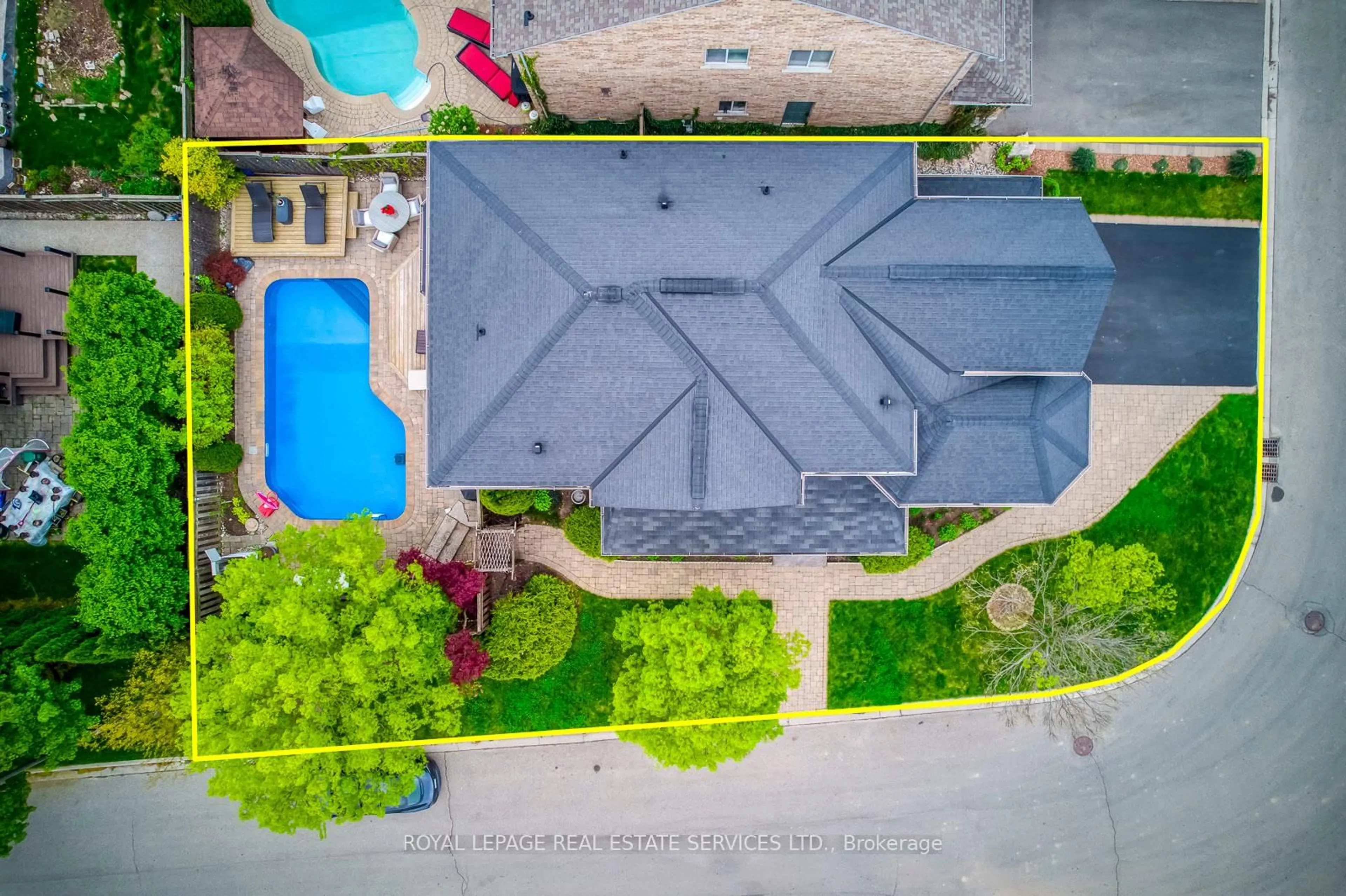 A pic from outside/outdoor area/front of a property/back of a property/a pic from drone, street for 1423 Liverpoot St, Oakville Ontario L6M 4N7