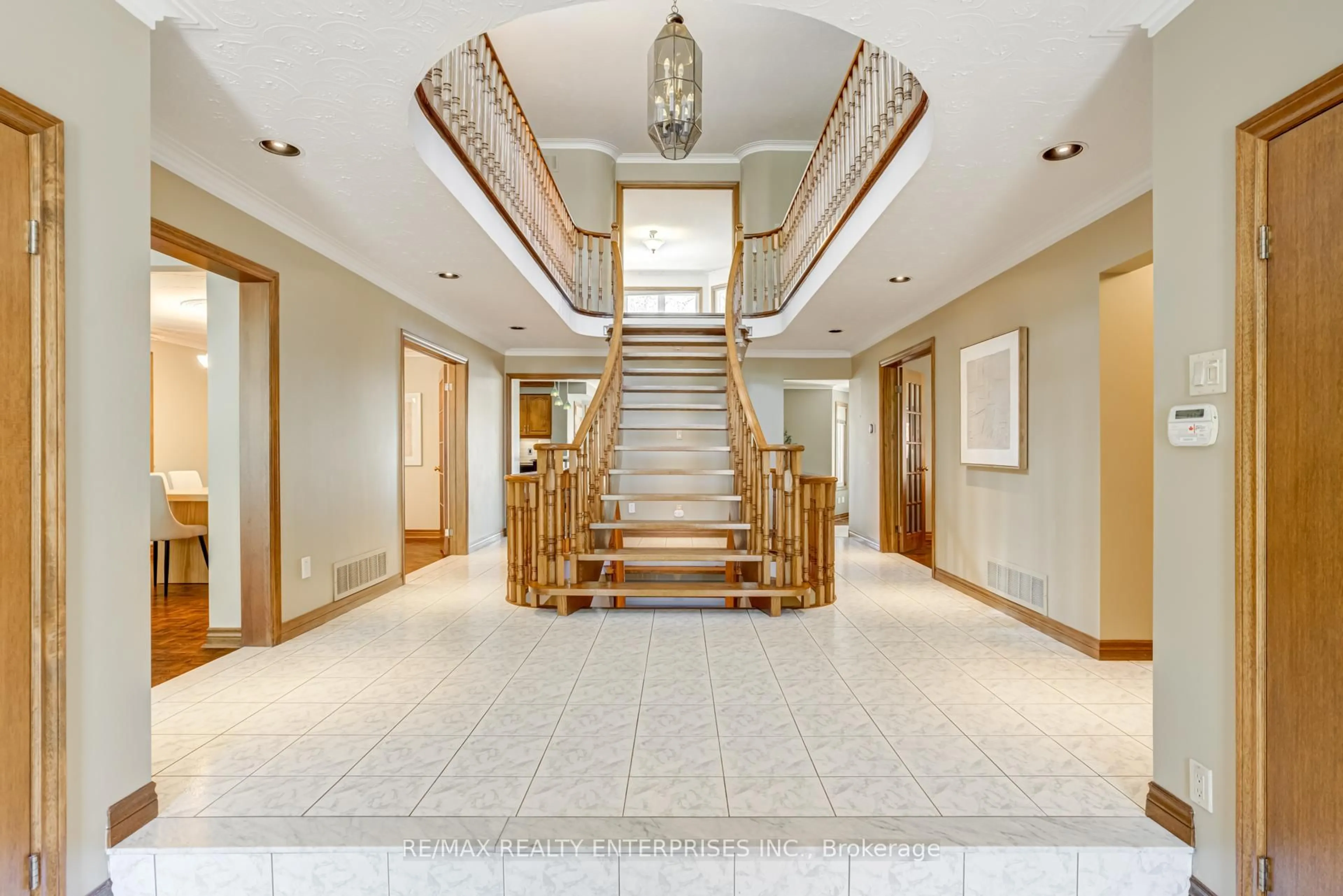 Indoor foyer for 14 Donalbert Rd, Toronto Ontario M9B 2E8