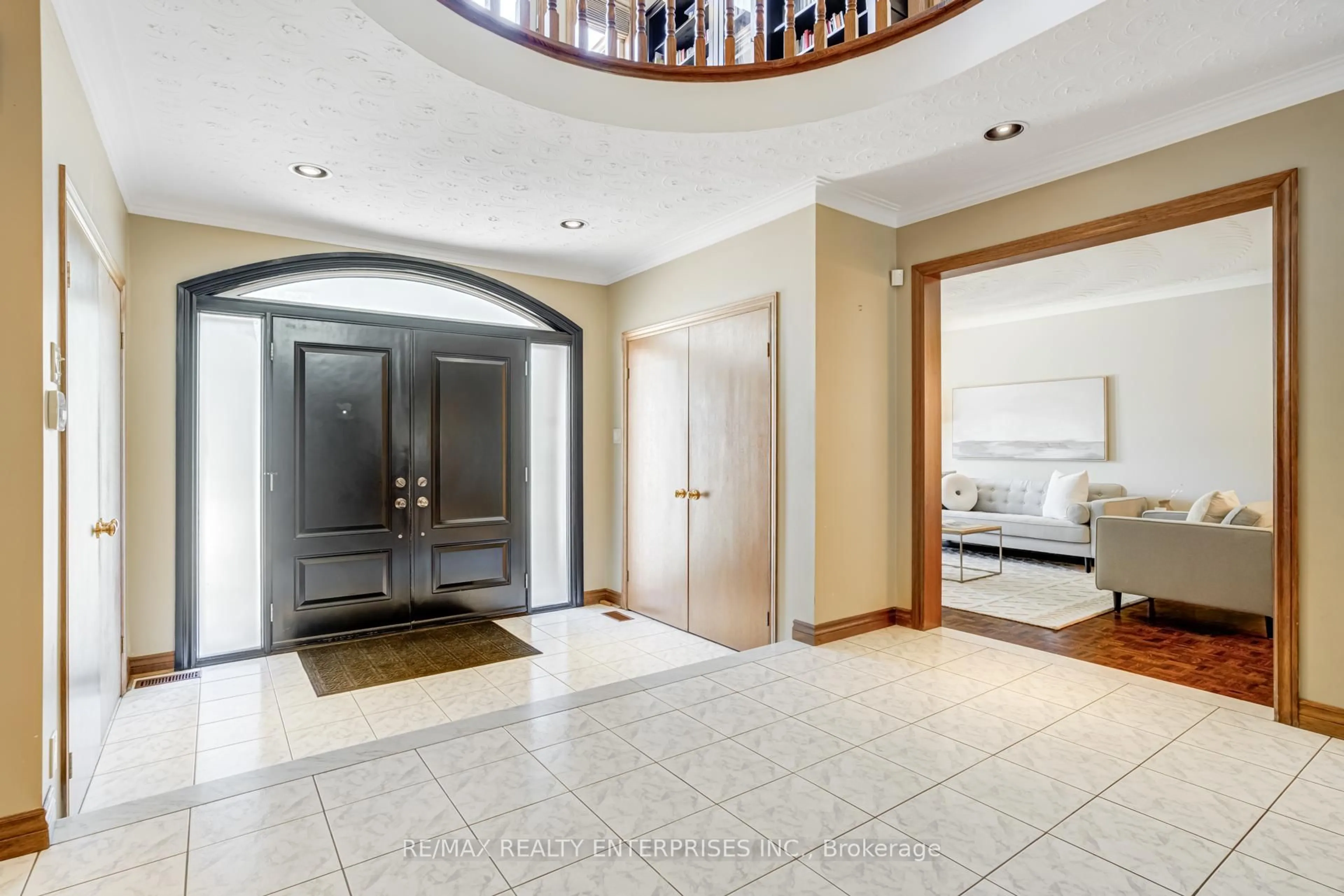 Indoor foyer for 14 Donalbert Rd, Toronto Ontario M9B 2E8
