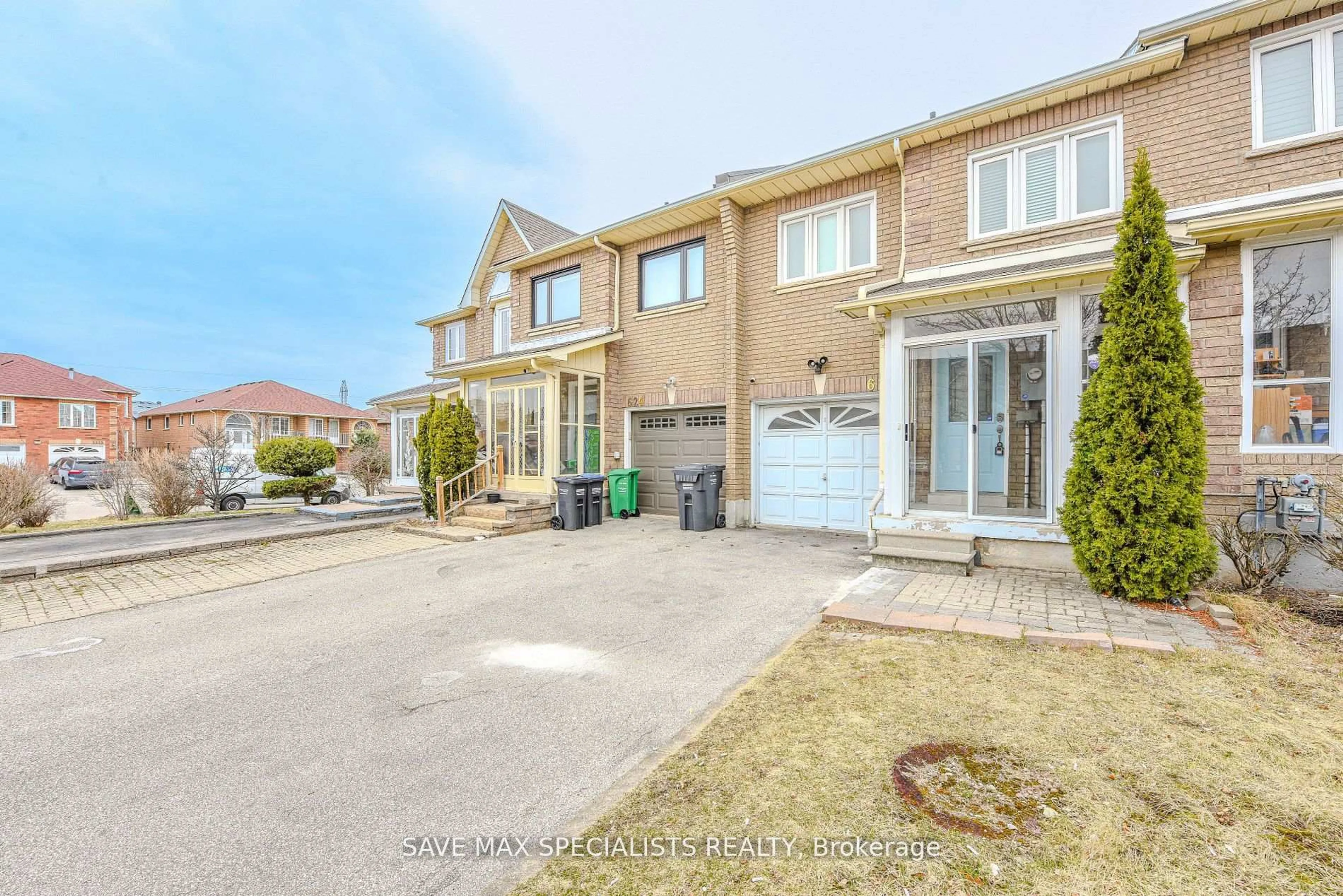 A pic from outside/outdoor area/front of a property/back of a property/a pic from drone, street for 622 Lumberton Cres, Mississauga Ontario L4Z 3Z5