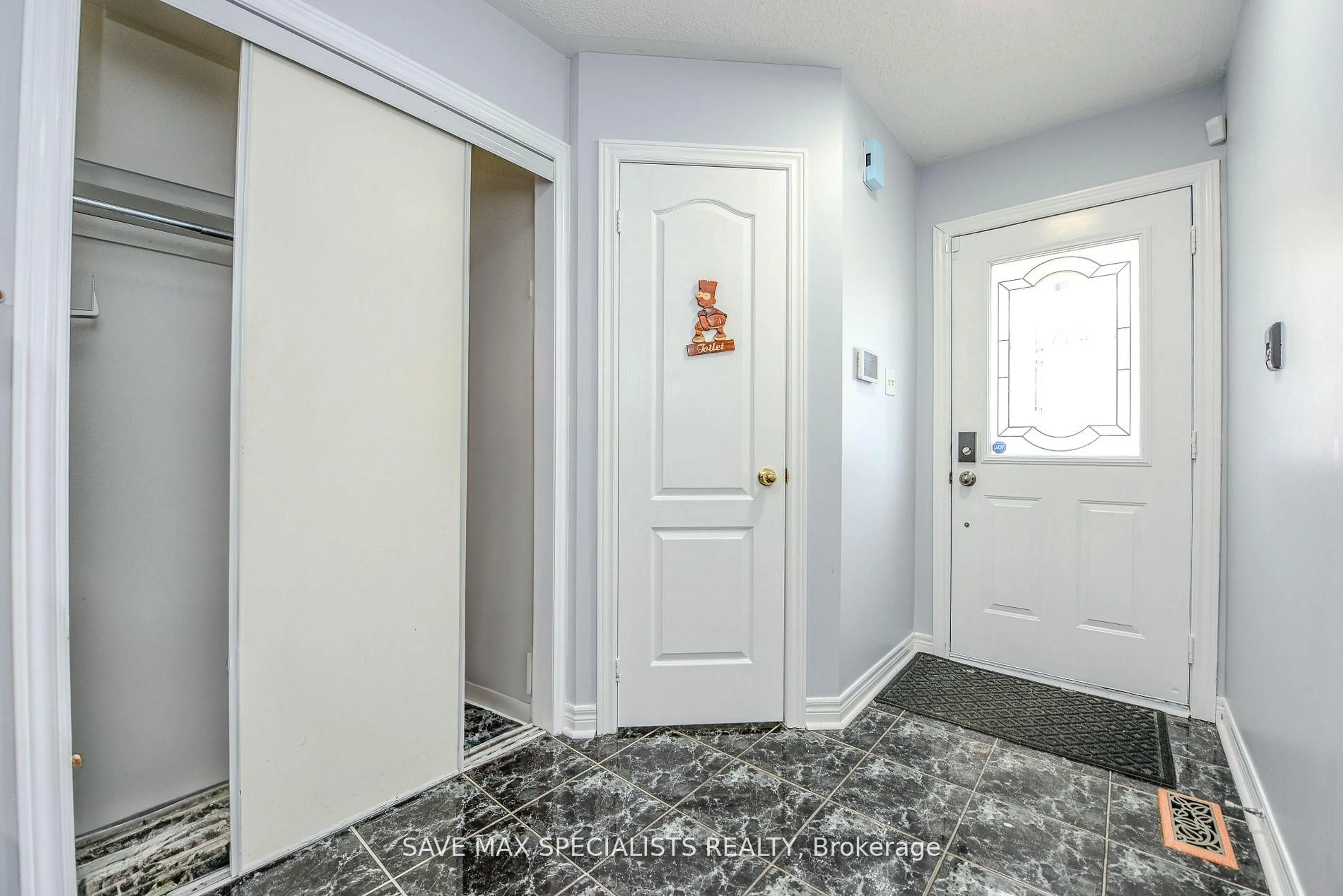Indoor entryway for 622 Lumberton Cres, Mississauga Ontario L4Z 3Z5