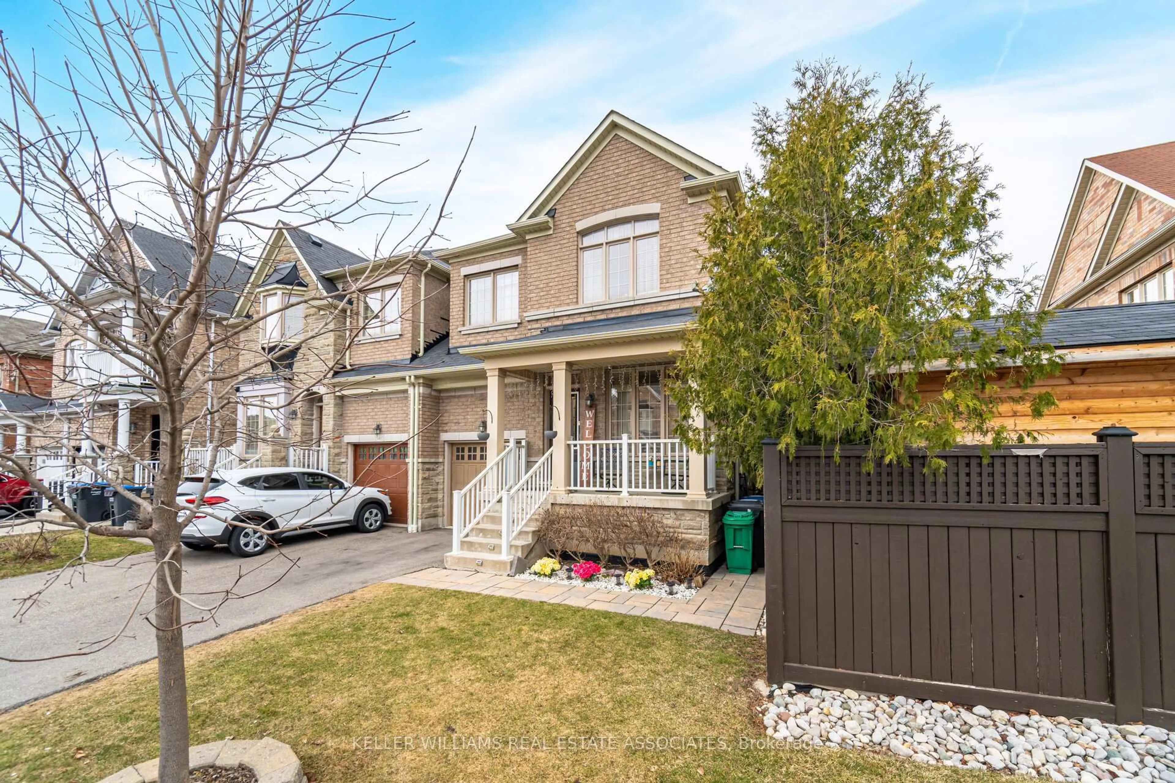 A pic from outside/outdoor area/front of a property/back of a property/a pic from drone, street for 5499 Fudge Terr, Mississauga Ontario L5M 0M9