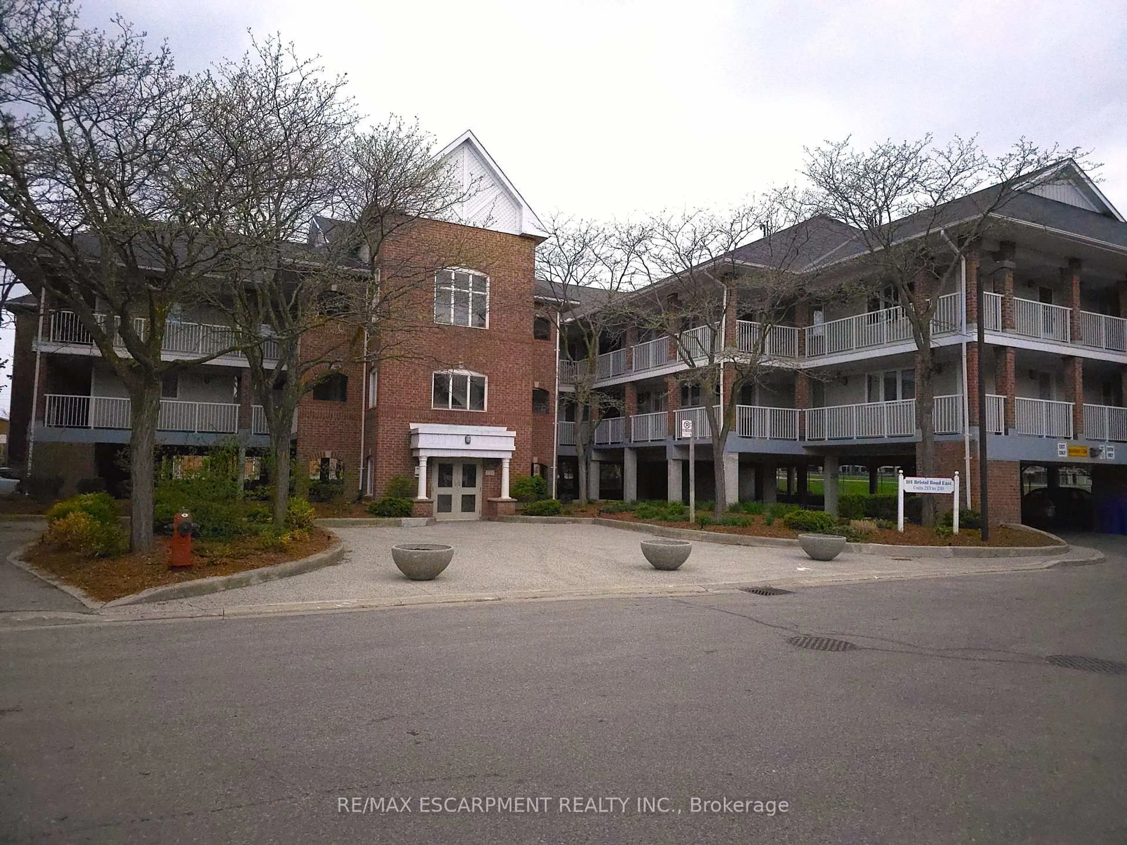 A pic from outside/outdoor area/front of a property/back of a property/a pic from drone, mountain view for 101 Bristol Rd #224, Mississauga Ontario L4Z 3P4