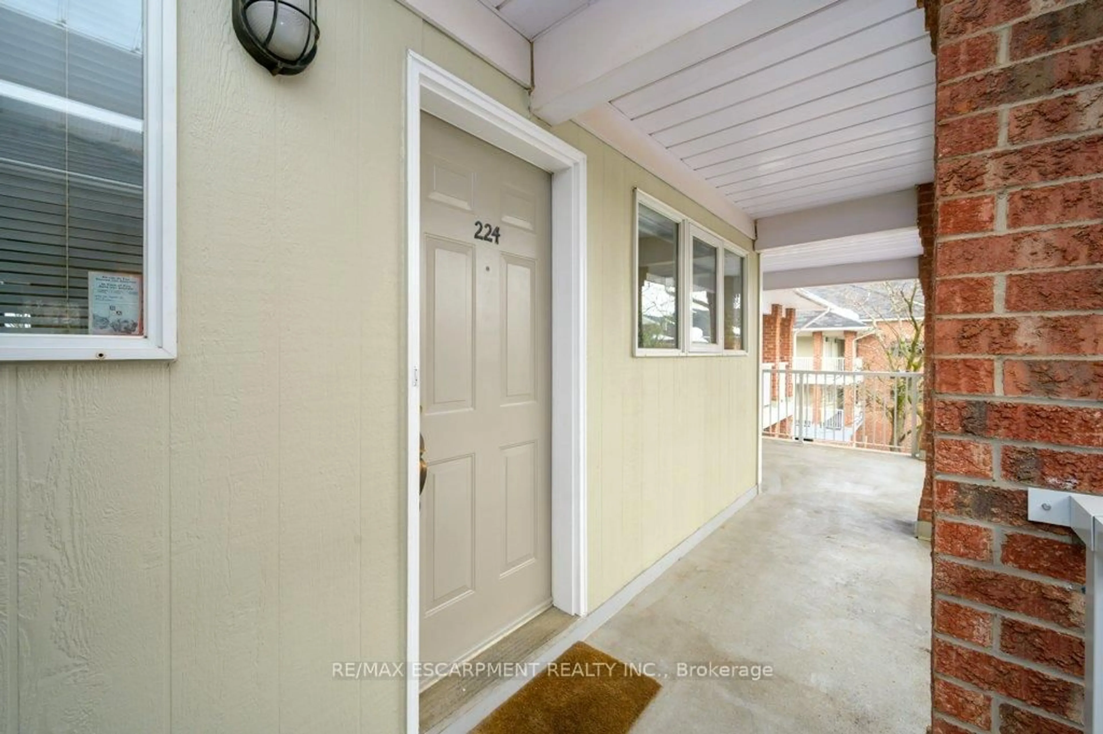 Indoor foyer for 101 Bristol Rd #224, Mississauga Ontario L4Z 3P4