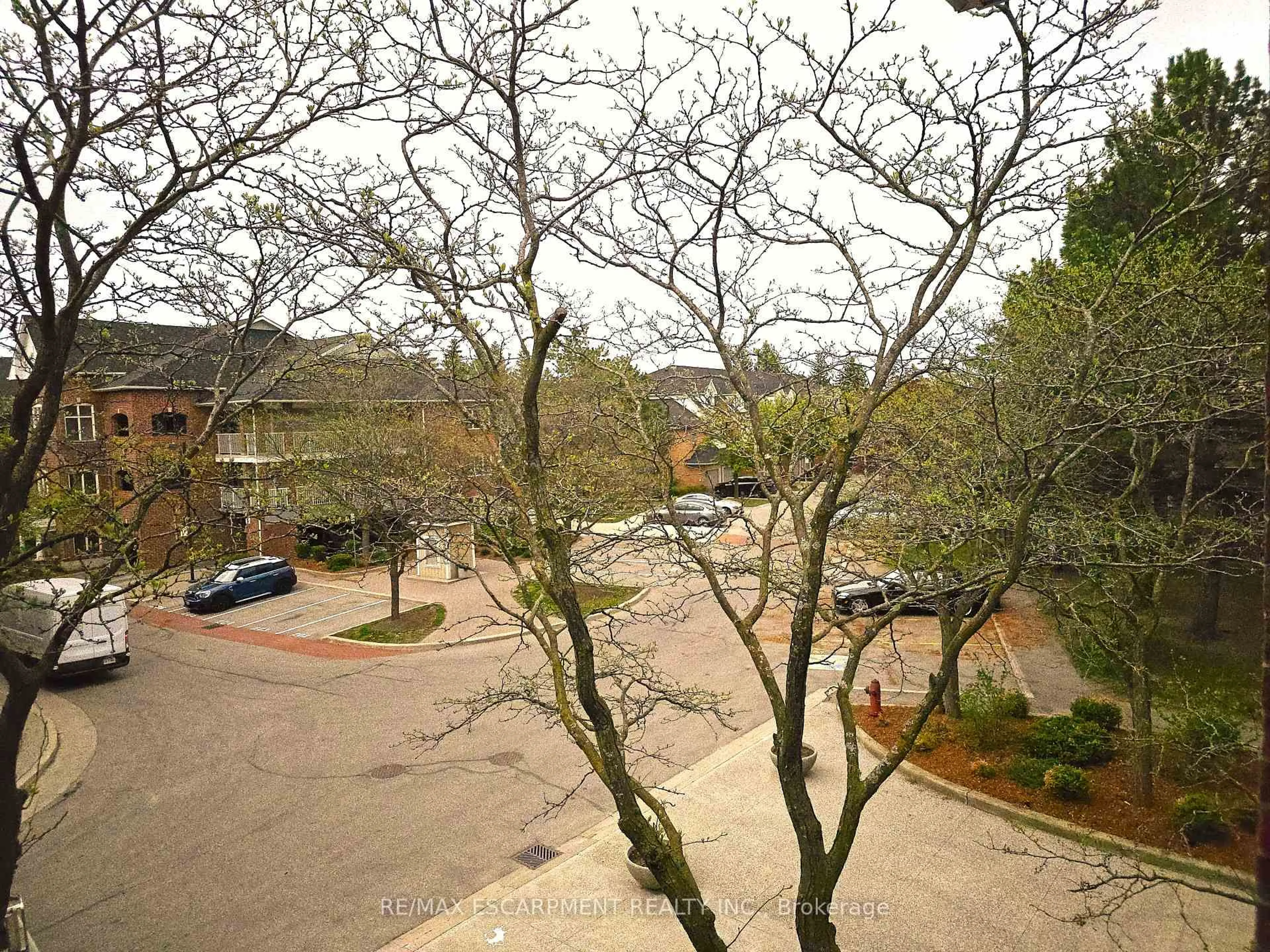 A pic from outside/outdoor area/front of a property/back of a property/a pic from drone, unknown for 101 Bristol Rd #224, Mississauga Ontario L4Z 3P4