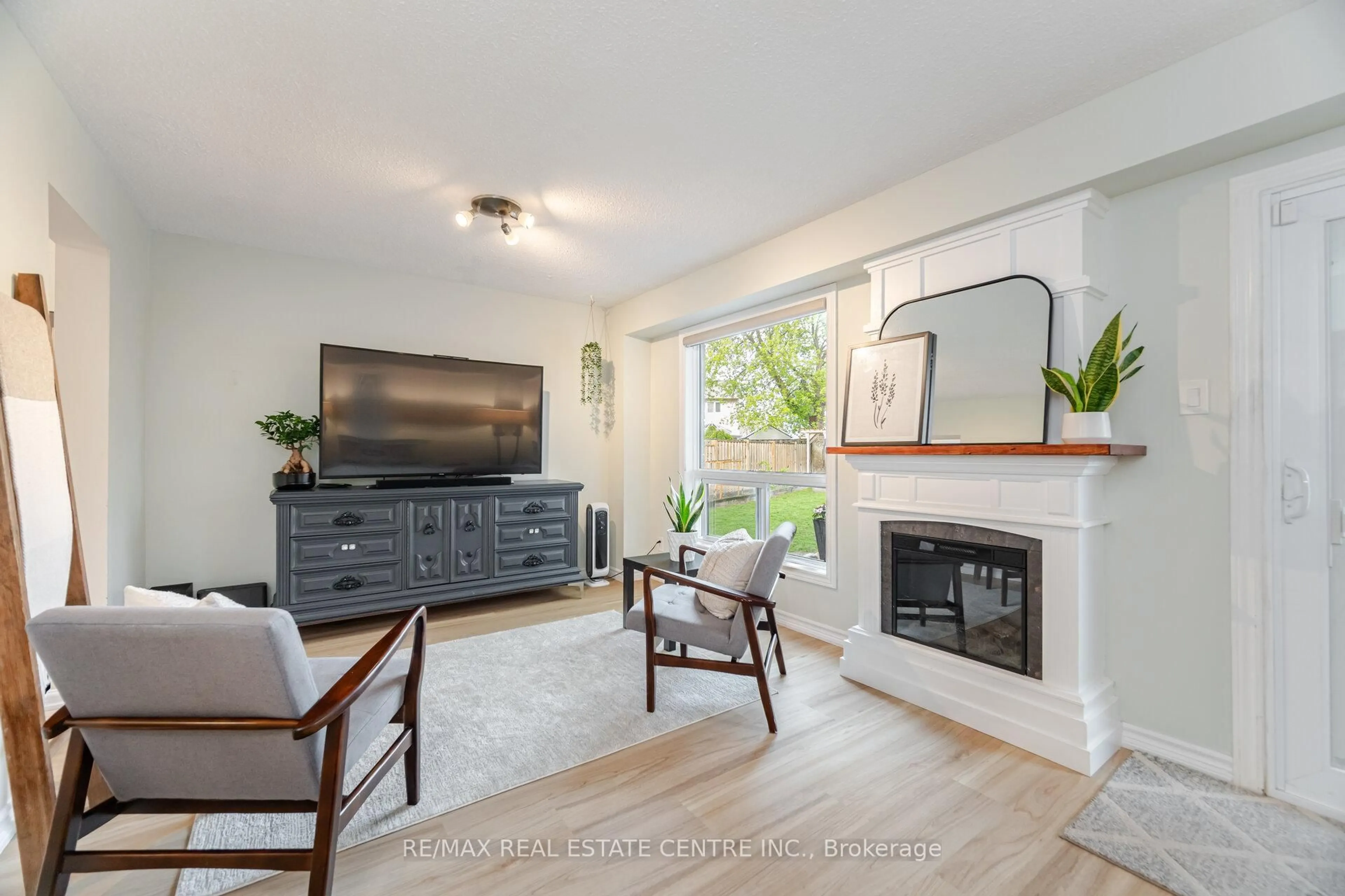 Living room with furniture, unknown for 3017 Glace Bay Rd, Mississauga Ontario L5N 2J9